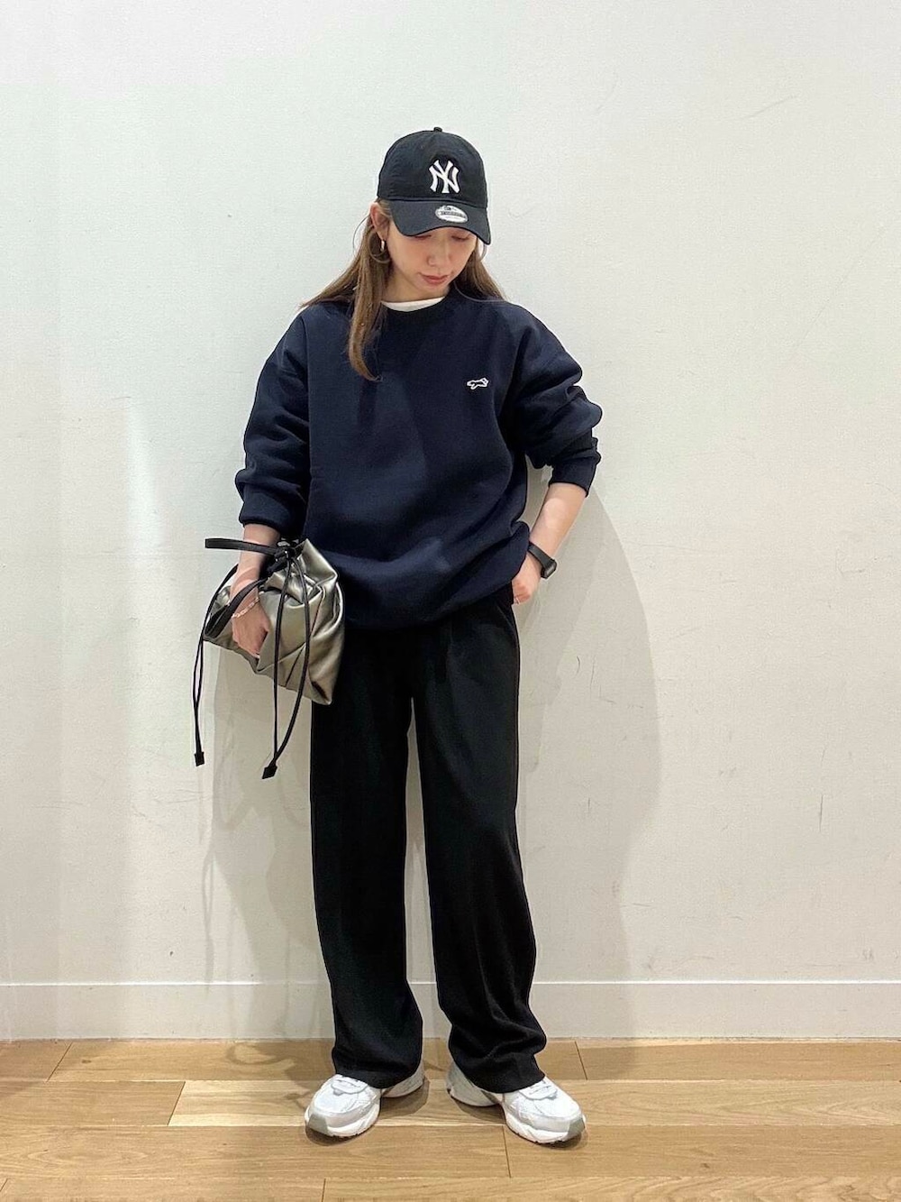 シルバー系のトートバッグ、シルバー系のスニーカー、ブルー系のスウェットを着用したレディースの冬コーディネートの2枚目の写真