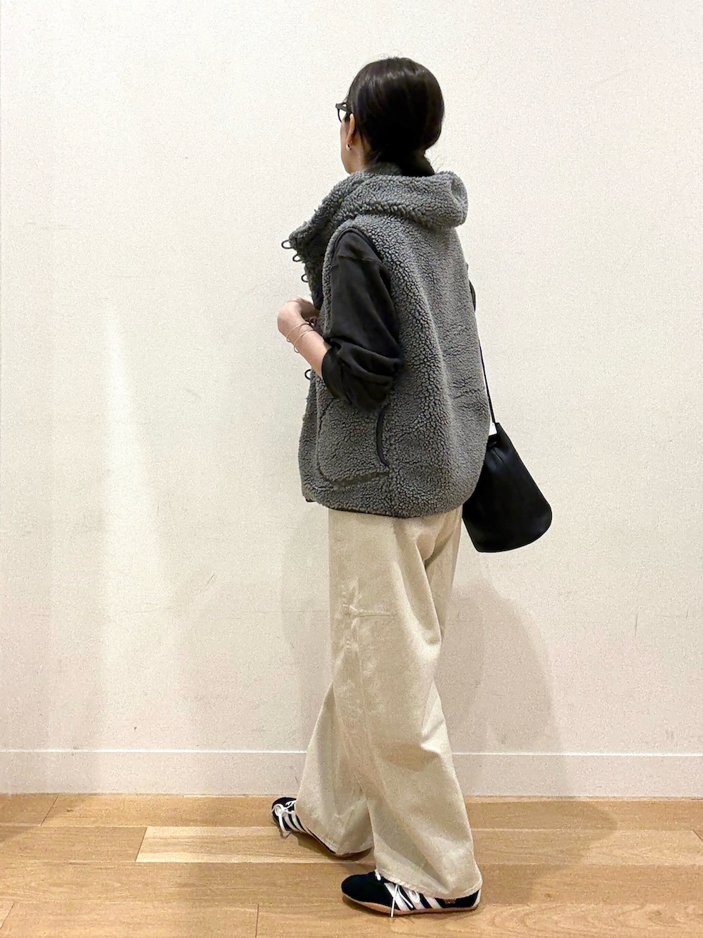 ホワイト系のその他パンツ、グレー系のベスト、ブラック系のショルダーバッグを着用したレディースの秋コーディネートの4枚目の写真
