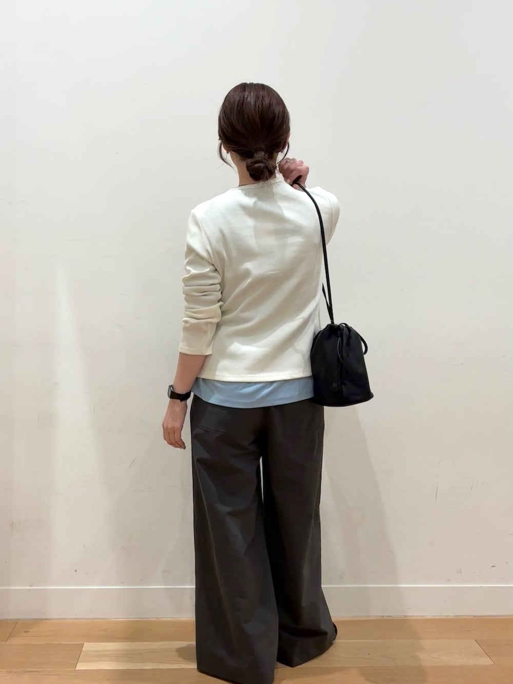 ホワイト系のカーディガン/ボレロ、ブルー系のTシャツ/カットソー、ブラック系のショルダーバッグを着用したレディースの春コーディネートの2枚目の写真