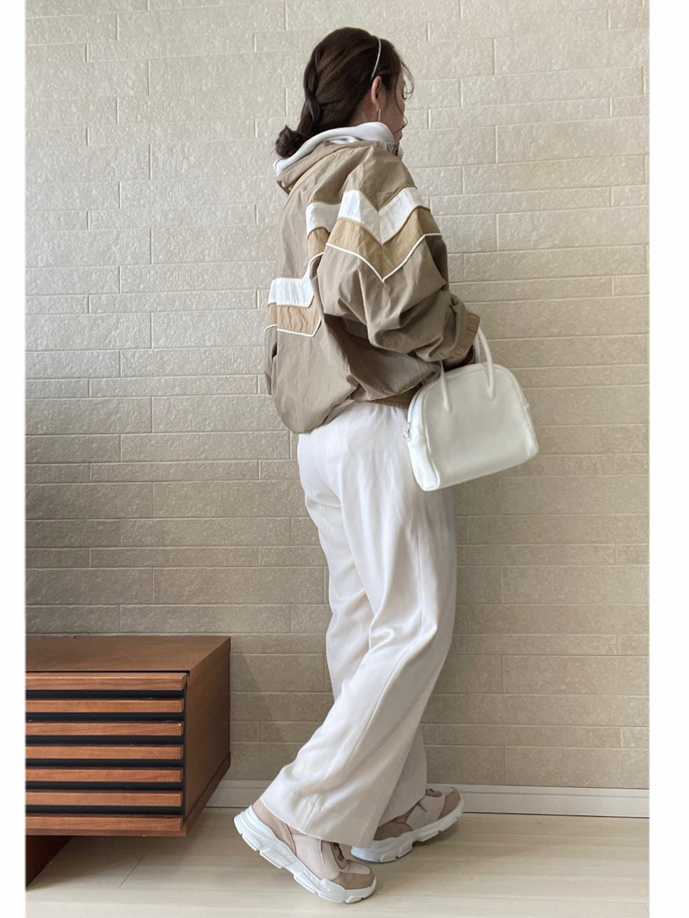 ピンク系のスニーカー、ホワイト系のその他パンツ、ホワイト系のボストンバッグを着用したレディースの春コーディネートの3枚目の写真