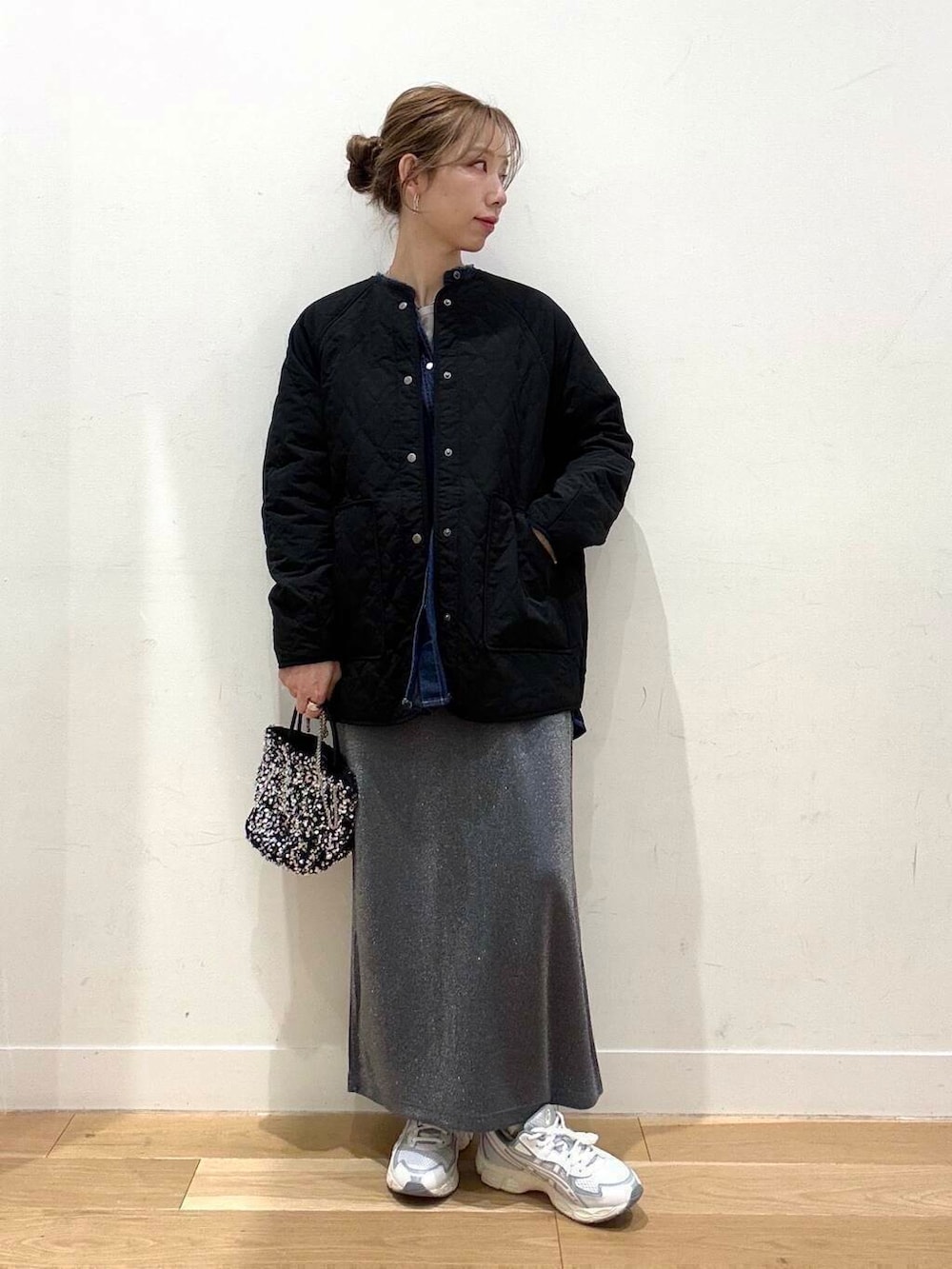 シルバー系のショルダーバッグ、グレー系のスカート、グレー系のTシャツ/カットソーを着用したレディースの冬コーディネートの5枚目の写真