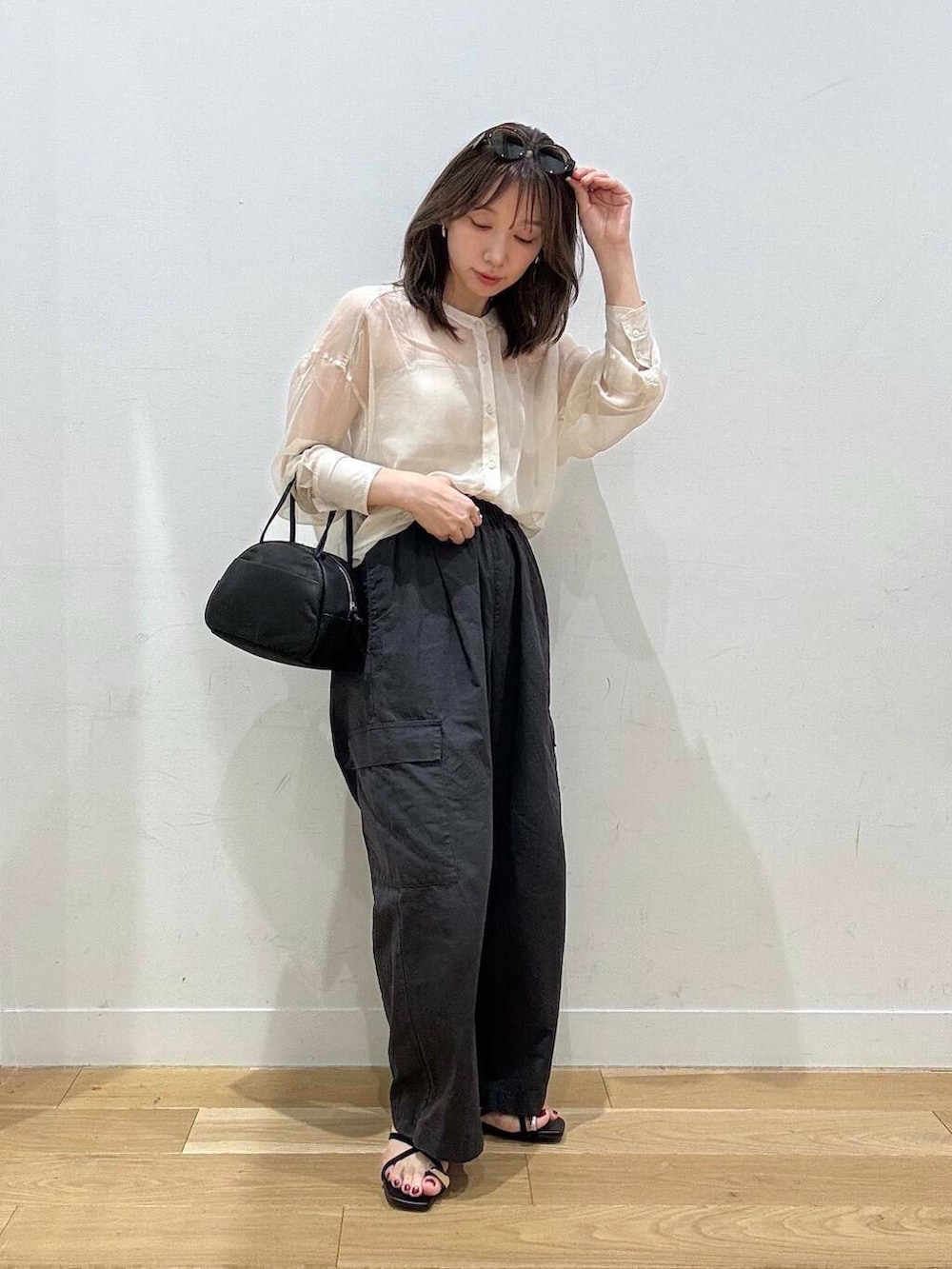 ベージュ系のキャミソール、ホワイト系のシャツ/ブラウス、ブラック系のその他パンツを着用したレディースの夏コーディネートの2枚目の写真