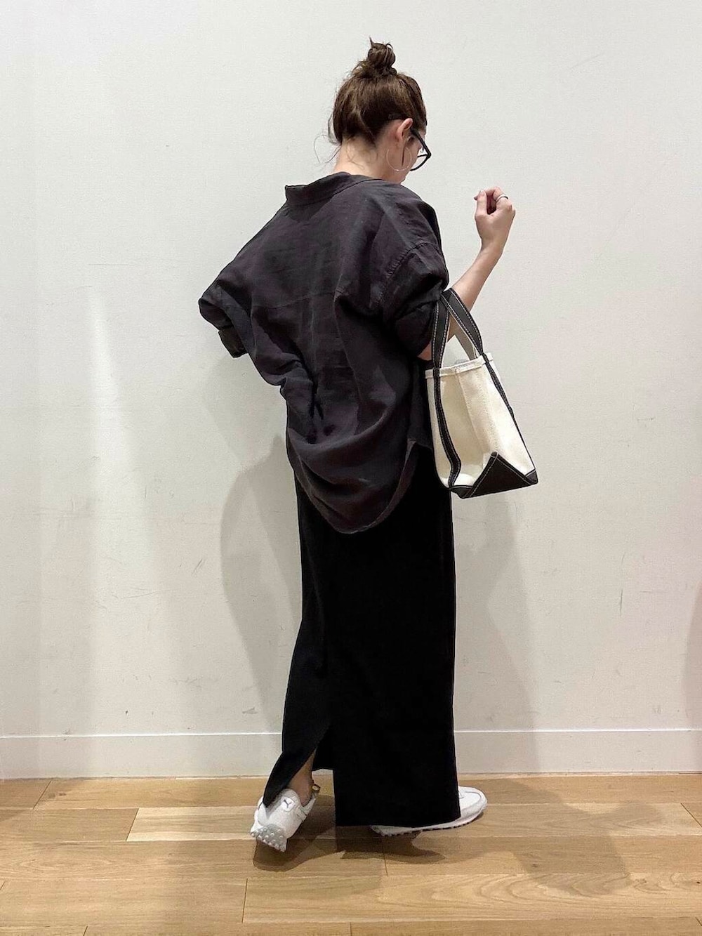 「トートバッグ、スニーカーコーデ、doors、ストレートスカート、モノトーンコーデ、メガネ女子、骨格ナチュラル、暑い、ナチュラル×イエベ春、ここでしか手に入らない別注アイテム、スタッフのこれ買いました、トレンドシアーアイテム、着回し力抜群シャツ」|えばみ。さん(レディース・160cm)の夏コーディネートの5枚目の写真