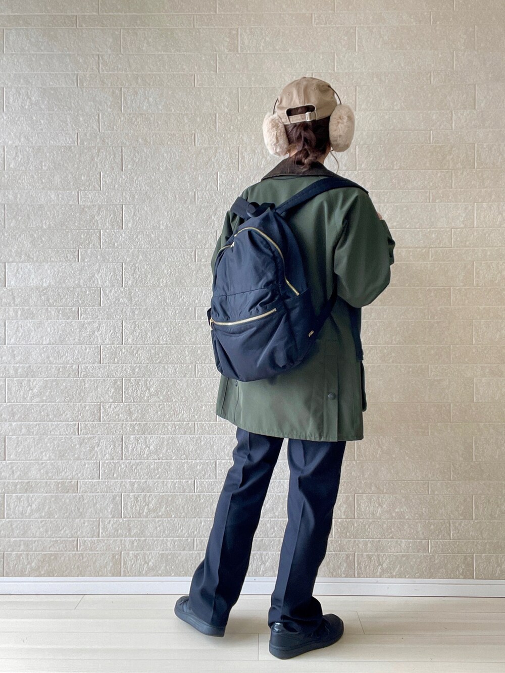 ブラック系のスラックス、グリーン系のブルゾン、ブラック系のスニーカーを着用したレディースの秋コーディネートの4枚目の写真