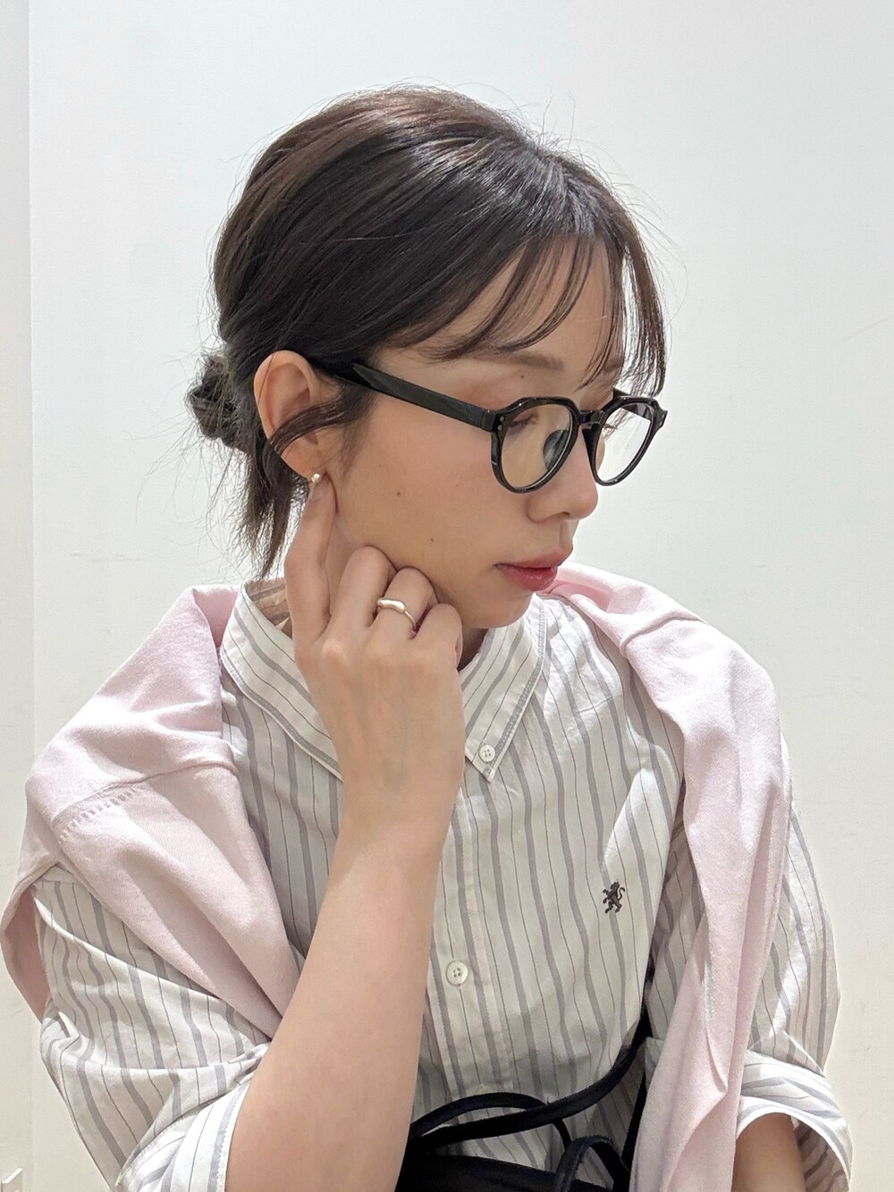 ピンク系のカーディガン/ボレロ、ホワイト系のシャツ/ブラウス、グレー系のその他パンツを着用したレディースの春コーディネートの6枚目の写真