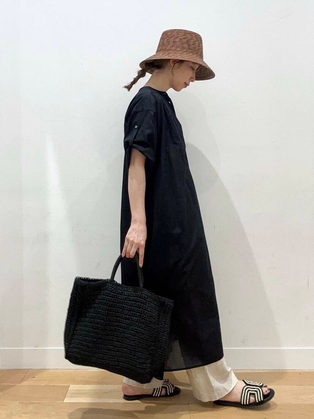 ベージュ系のその他パンツ、ブラック系のトートバッグ、ブラック系のワンピースを着用したレディースの春コーディネートの5枚目の写真