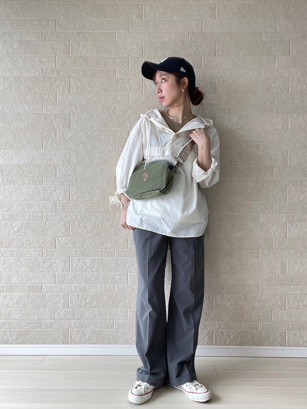 グリーン系のショルダーバッグ、グレー系のその他パンツ、ホワイト系のスニーカーを着用したレディースの春コーディネートの3枚目の写真