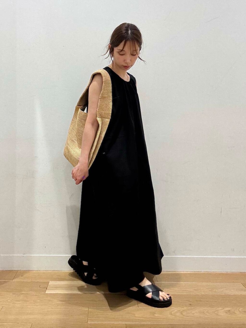 ブラック系のサンダル、グリーン系のカーディガン/ボレロ、ブラック系のワンピースを着用したレディースの夏コーディネートの2枚目の写真