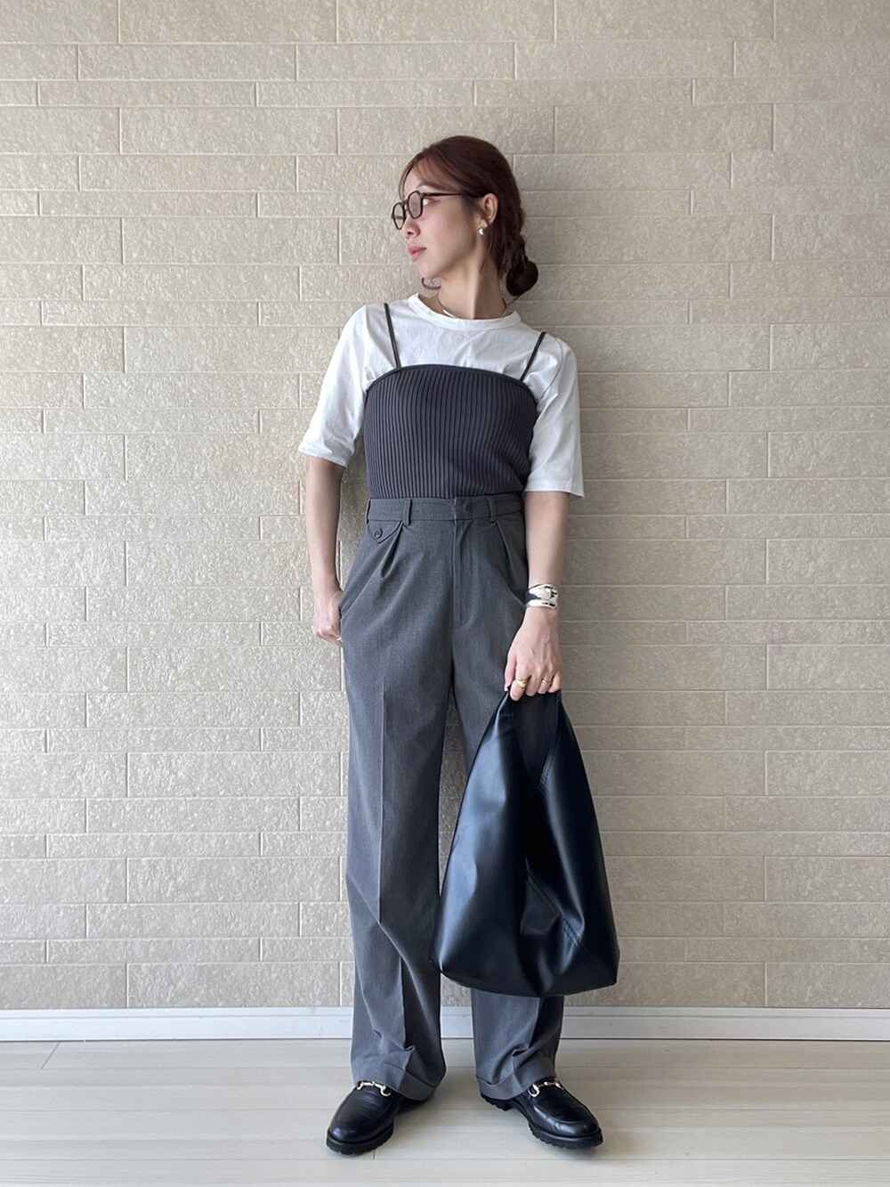 ブラック系のトートバッグ、グレー系のキャミソール、グレー系のその他パンツを着用したレディースの春コーディネートの3枚目の写真