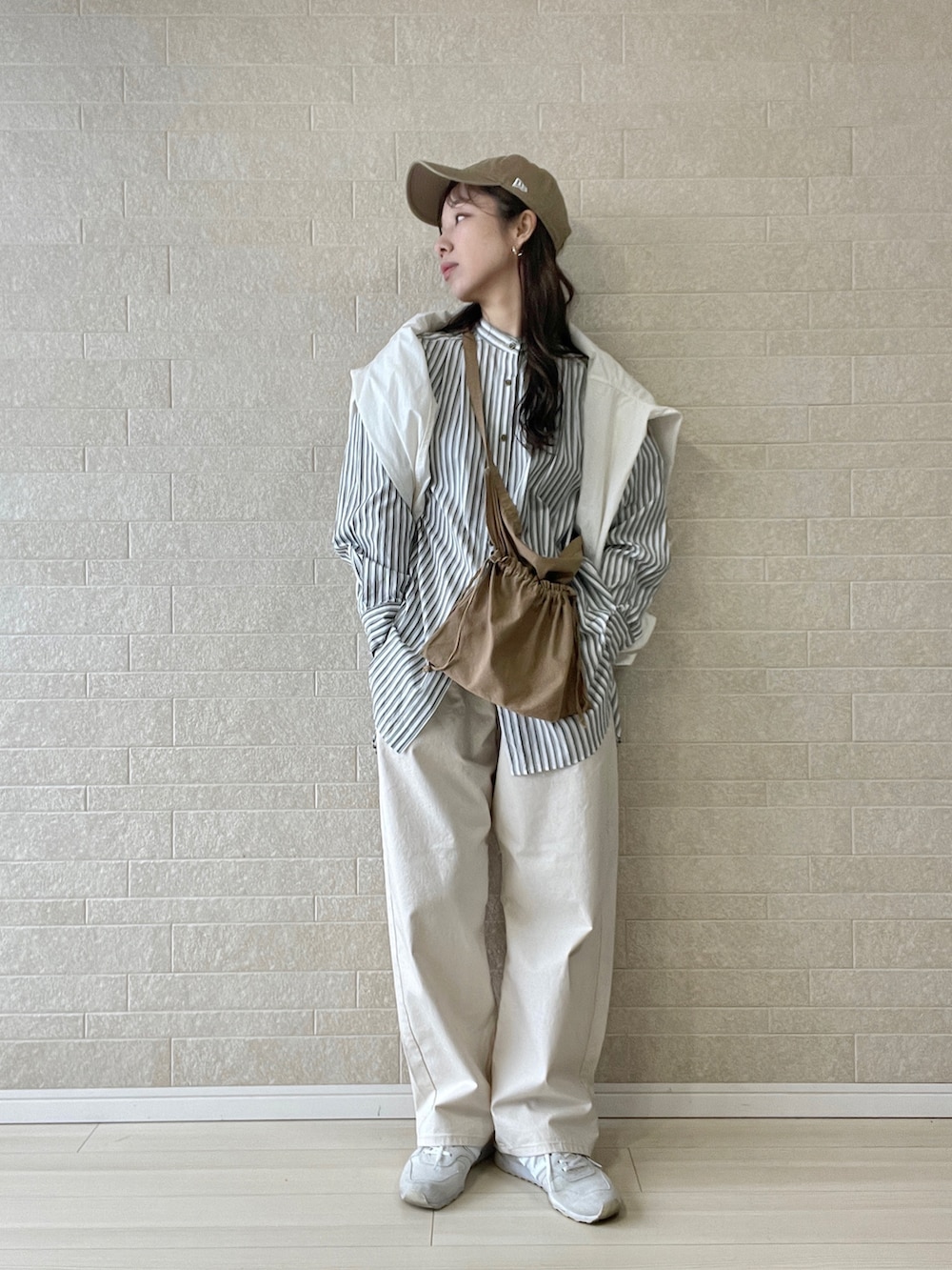 ホワイト系のその他パンツ、ブラウン系のシャツ/ブラウス、ホワイト系のスニーカーを着用したレディースの春コーディネートの3枚目の写真