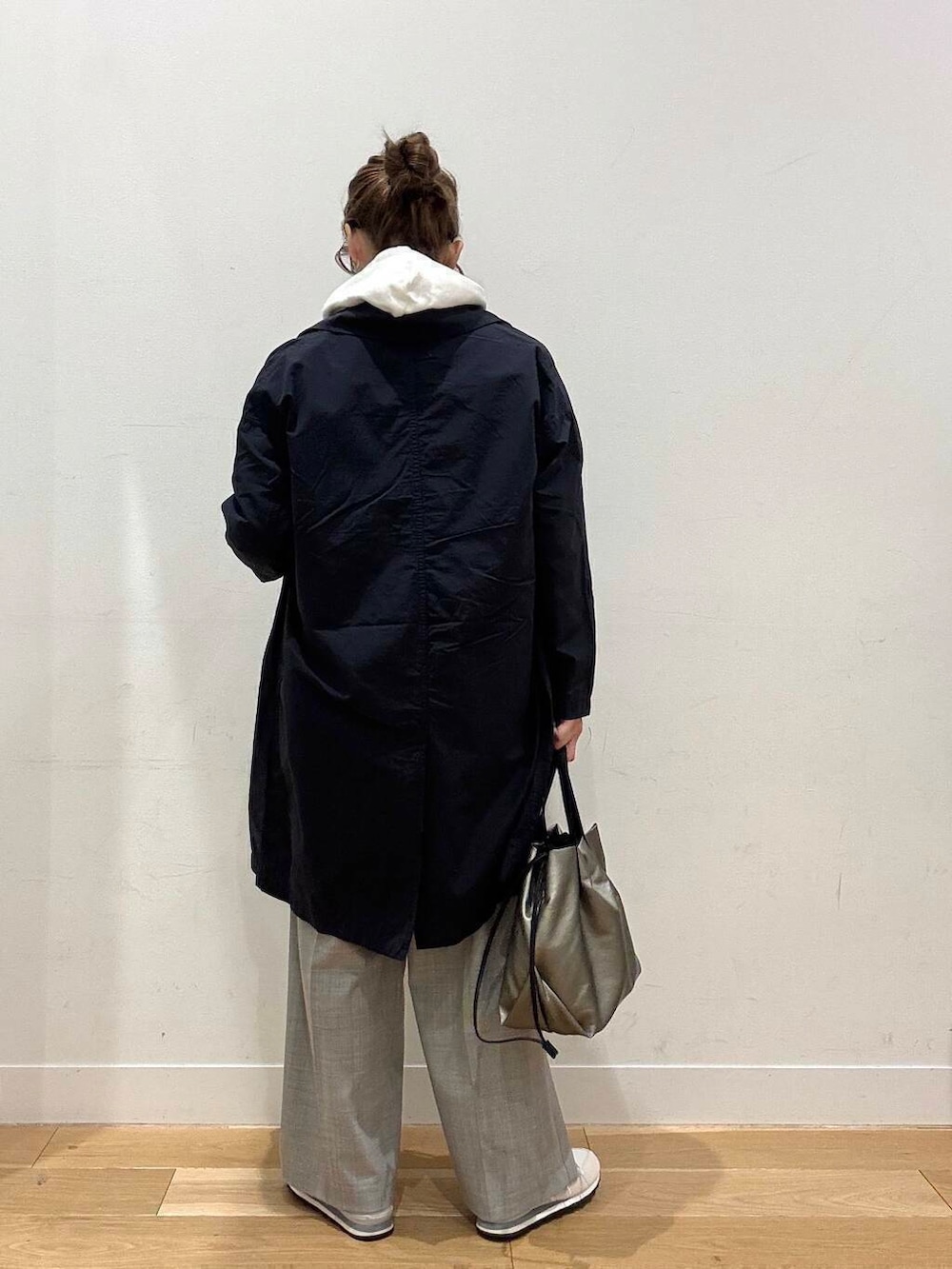 ブルー系のその他アウター、シルバー系のショルダーバッグ、ブルー系のシャツ/ブラウスを着用したレディースの春コーディネートの7枚目の写真