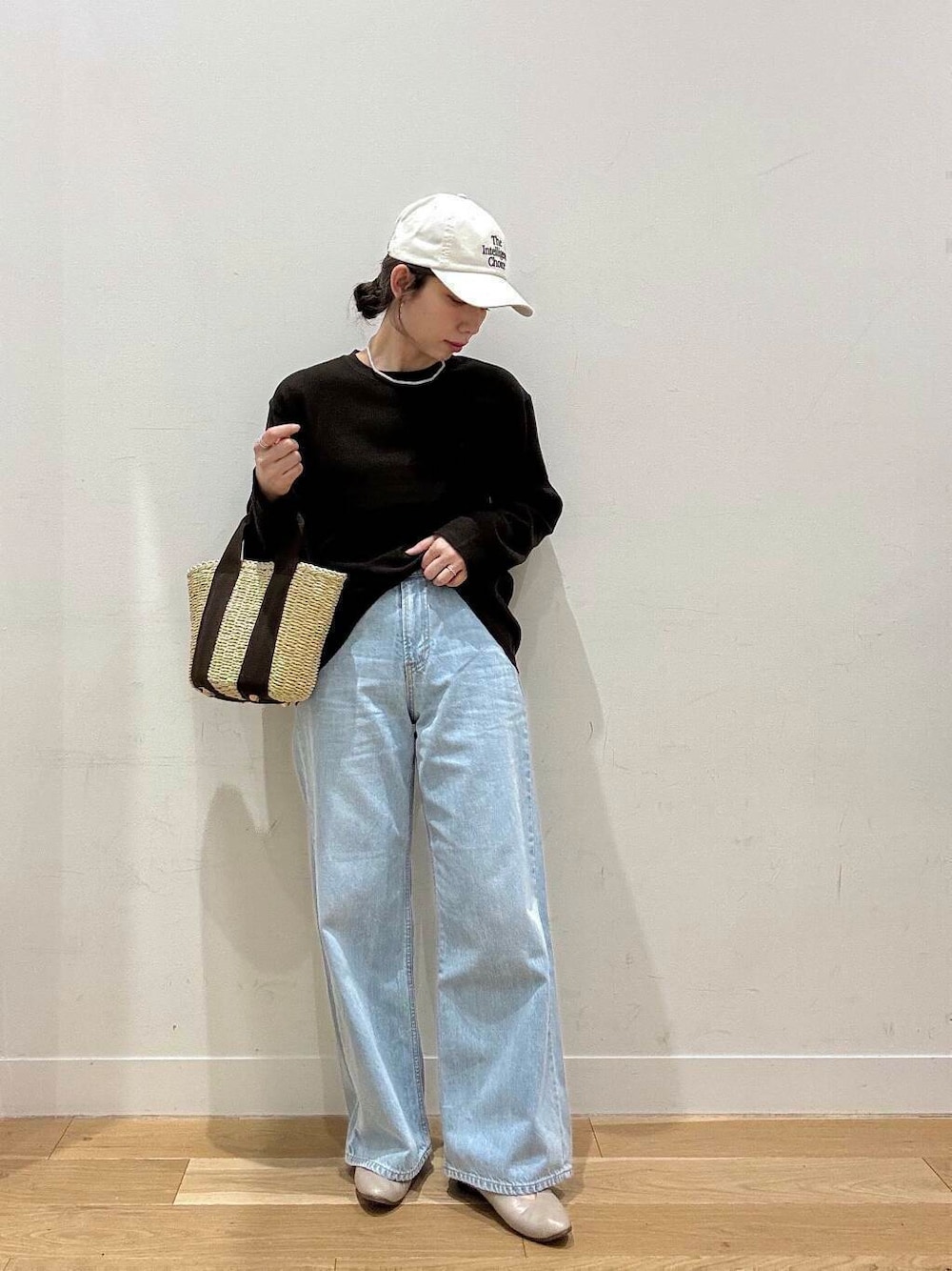 ホワイト系のハンドバッグ、グレー系のパンプス、ブラウン系のTシャツ/カットソーを着用したレディースの春コーディネートの5枚目の写真