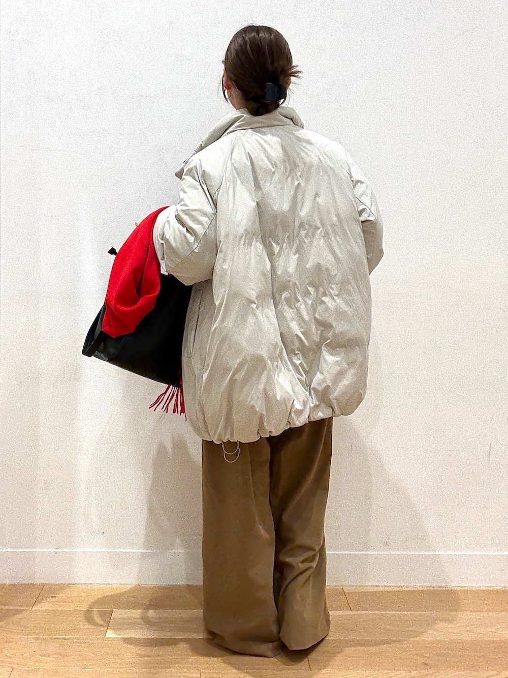 ブラック系のトートバッグ、ベージュ系のブルゾン、その他のシャツ/ブラウスを着用したレディースの秋コーディネートの5枚目の写真