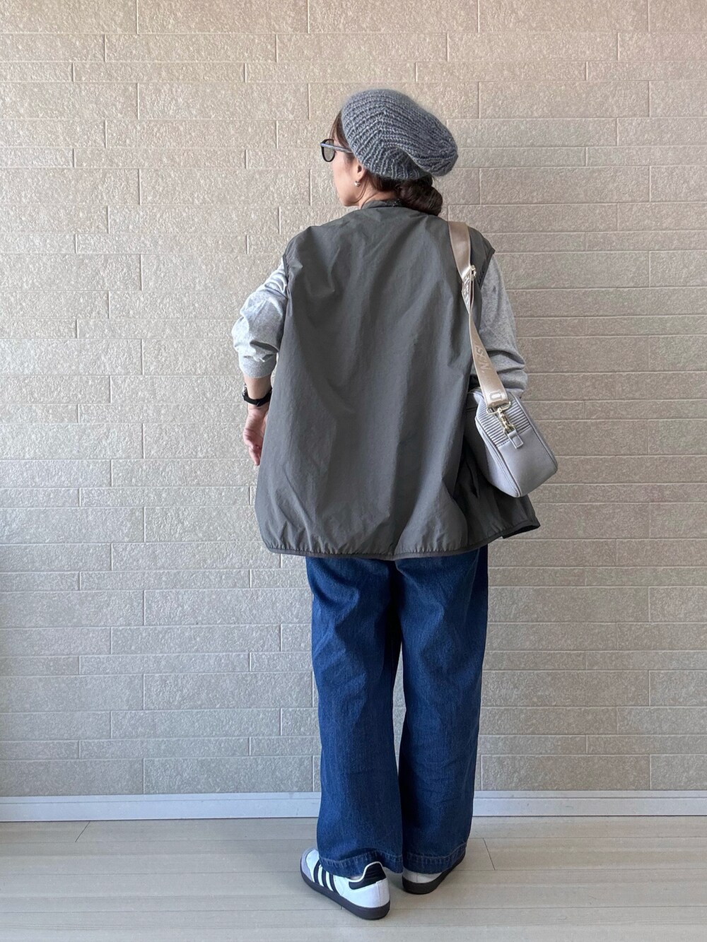 グレー系のショルダーバッグ、グレー系のその他アウター、グレー系のTシャツ/カットソーを着用したレディースの秋コーディネートの3枚目の写真