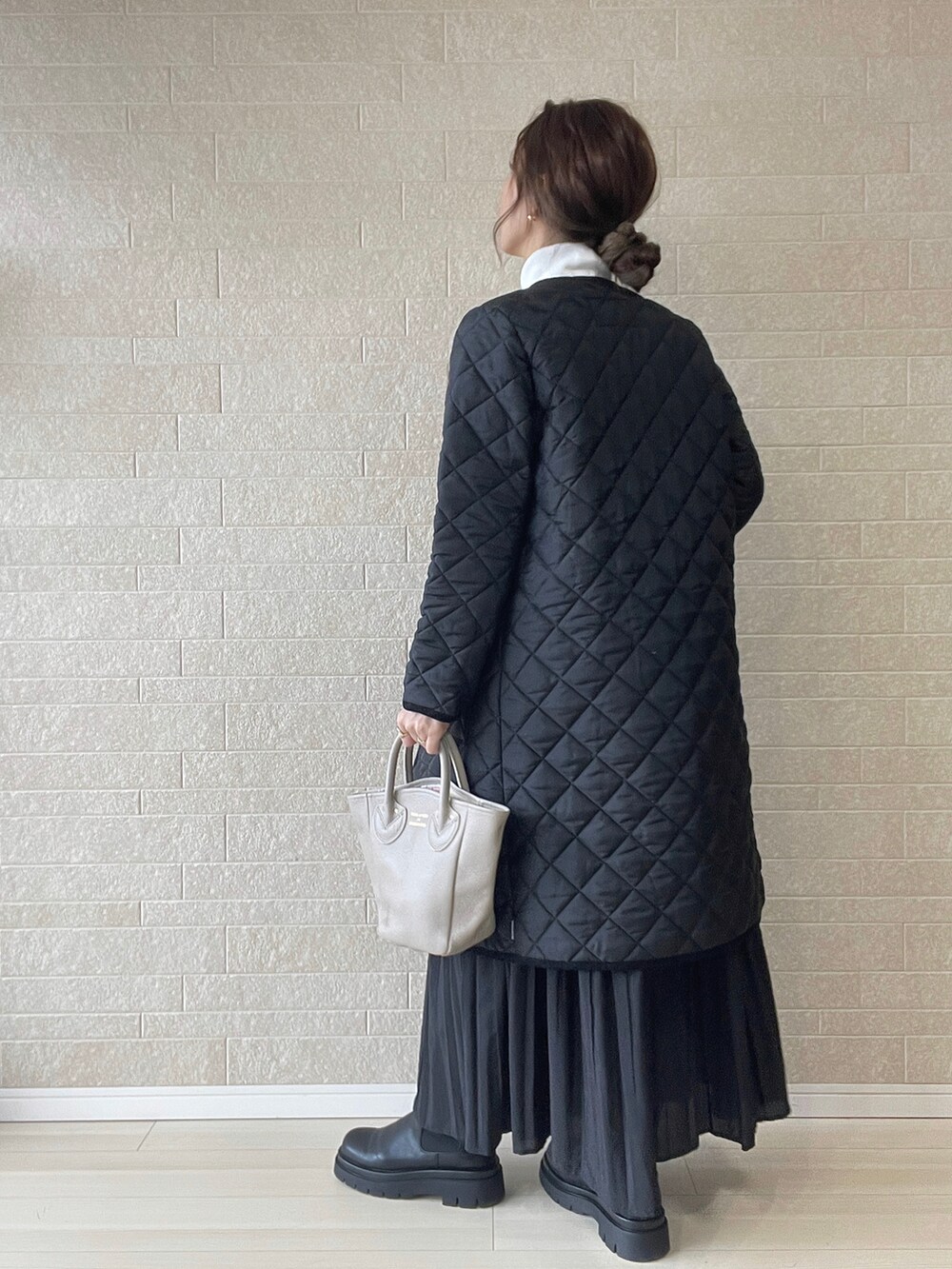 ブラック系のその他アウター、ブラウン系のベスト、ブラック系のブーツを着用したレディースの冬コーディネートの4枚目の写真