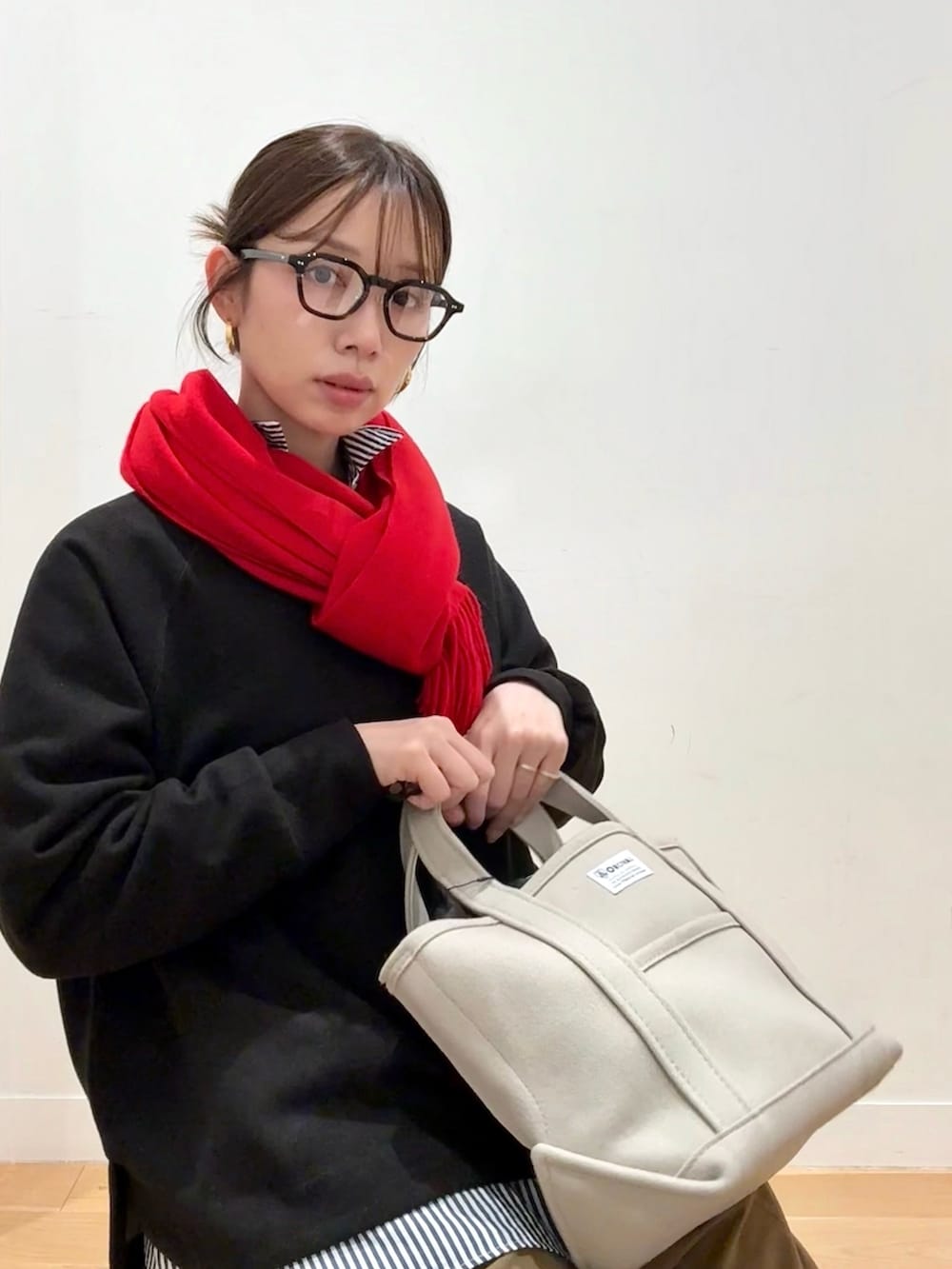 ブラック系のトートバッグ、ベージュ系のブルゾン、その他のシャツ/ブラウスを着用したレディースの秋コーディネートの6枚目の写真