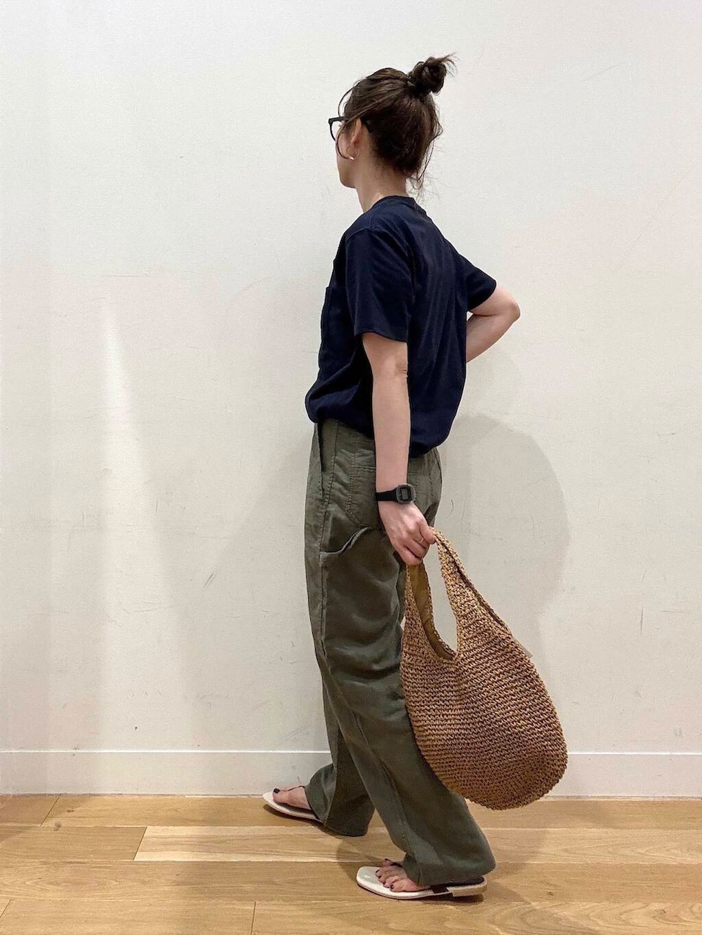 イエロー系のトートバッグ、ブラウン系のサンダル、グリーン系のその他パンツを着用したレディースの春コーディネートの4枚目の写真