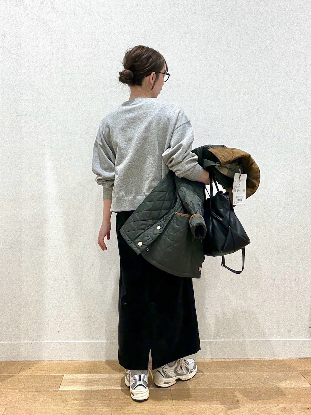 ブラック系のスカート、ブラック系のショルダーバッグ、ブルー系のその他アウターを着用したレディースの秋コーディネートの2枚目の写真