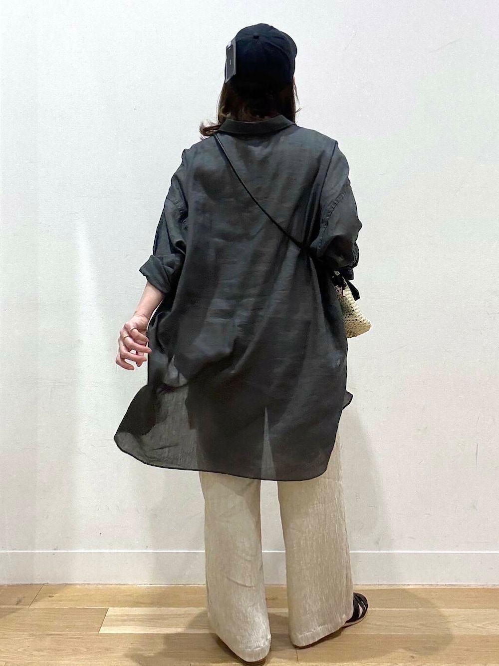 「大人カジュアル、イージーパンツ、doors、シアートップス、シンプルスタイル、グルカサンダル、キャップコーデ、骨格ナチュラル、ナチュラル×イエベ春、即戦力シャツコーデ」|「RODE SKOのペーパーコンビショルダーバッグ(ショルダーバッグ、ベージュ系)」を使った、えばみ。さん(レディース・160cm)の春コーディネートの2枚目の写真