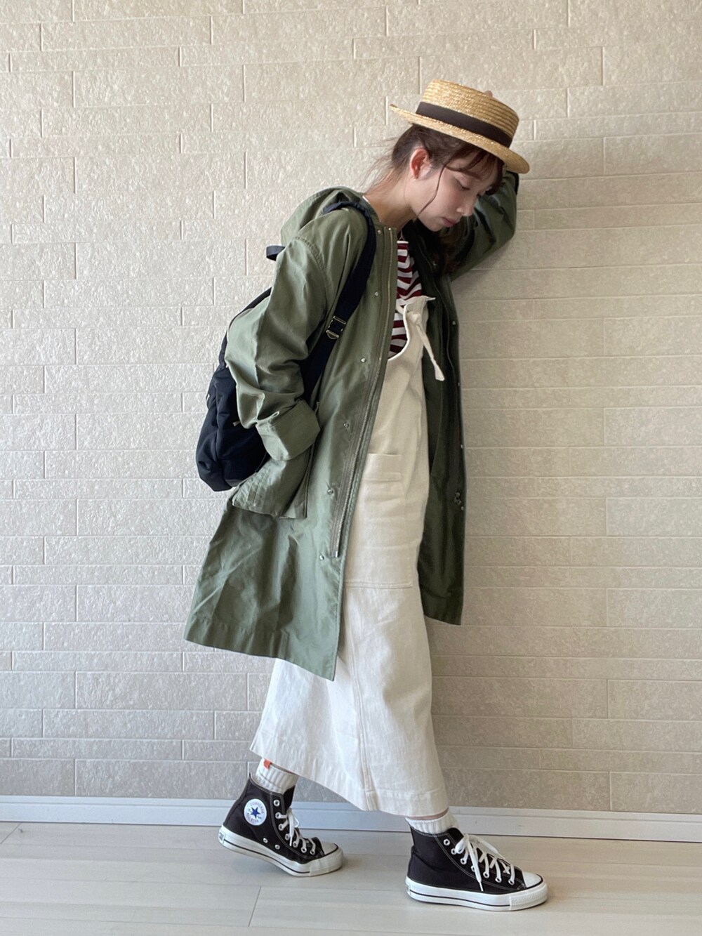 ホワイト系のワンピース、レッド系のTシャツ/カットソー、ブラウン系のスニーカーを着用したレディースの春コーディネートの2枚目の写真