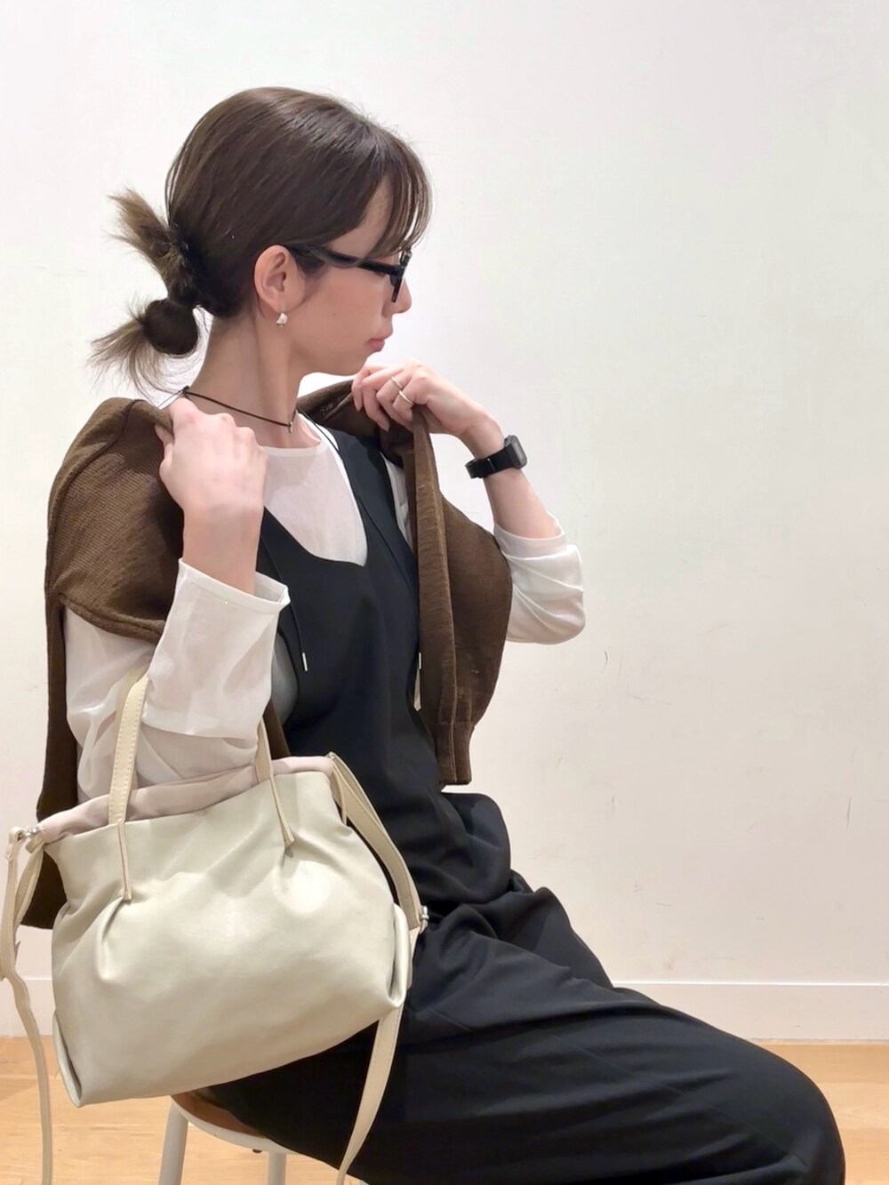 ブラウン系のカーディガン/ボレロ、ホワイト系のシャツ/ブラウス、ブラック系のワンピースを着用したレディースの秋コーディネートの7枚目の写真