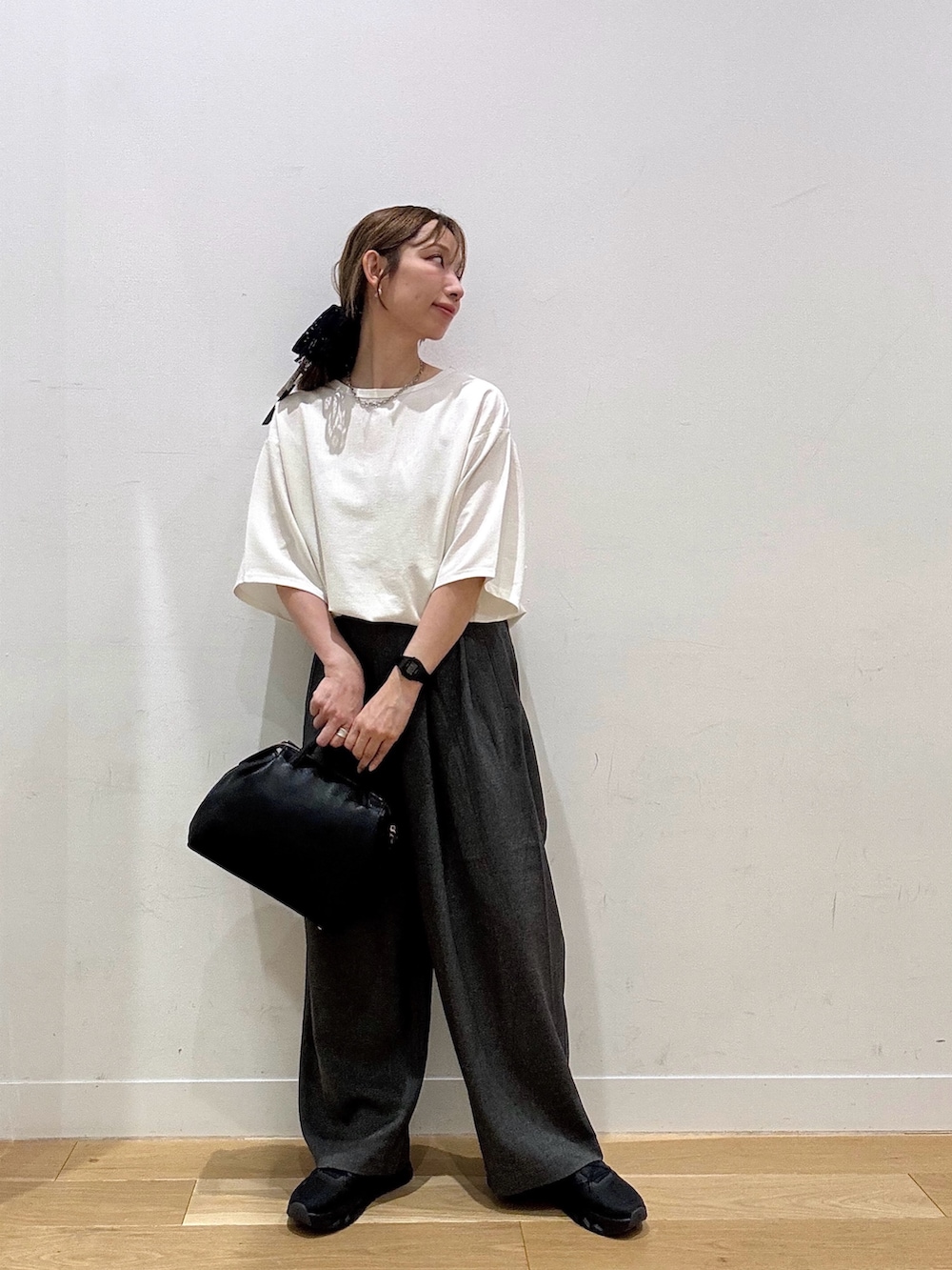 ホワイト系のTシャツ/カットソー、グレー系のその他パンツ、ブラック系のヘアゴムを着用したレディースの秋コーディネートの5枚目の写真