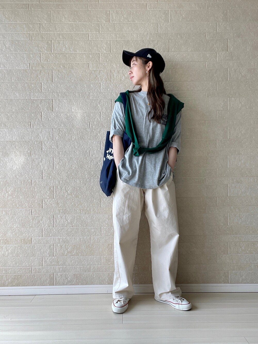 ホワイト系のその他パンツ、ブルー系のトートバッグ、グレー系のTシャツ/カットソーを着用したレディースの春コーディネートの3枚目の写真