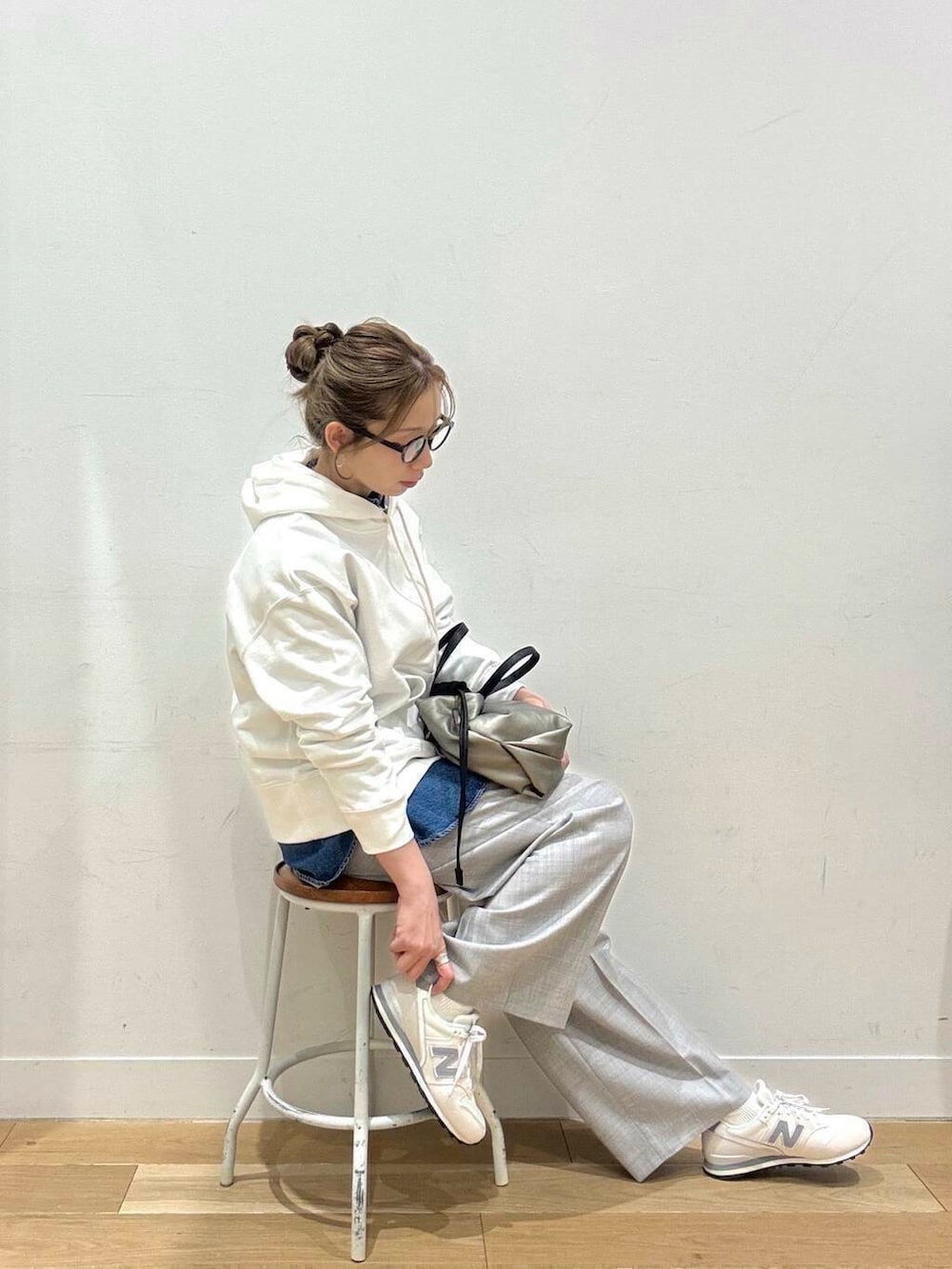 ブルー系のその他アウター、シルバー系のショルダーバッグ、ブルー系のシャツ/ブラウスを着用したレディースの春コーディネートの2枚目の写真