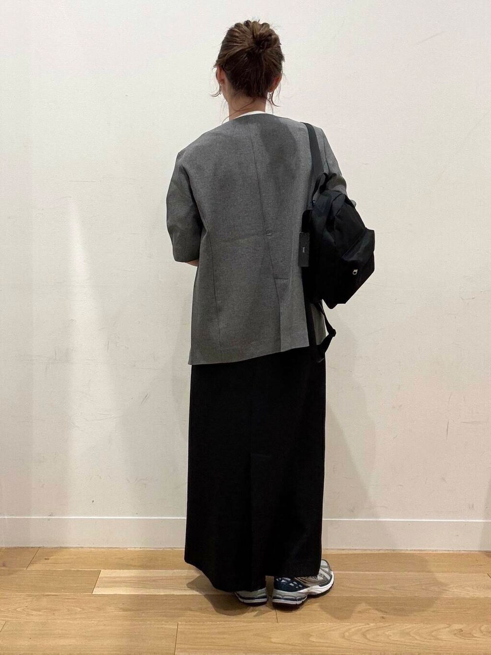 グレー系のその他アウター、ブルー系のシャツ/ブラウス、ブラック系のバックパック/リュックを着用したレディースの春コーディネートの7枚目の写真