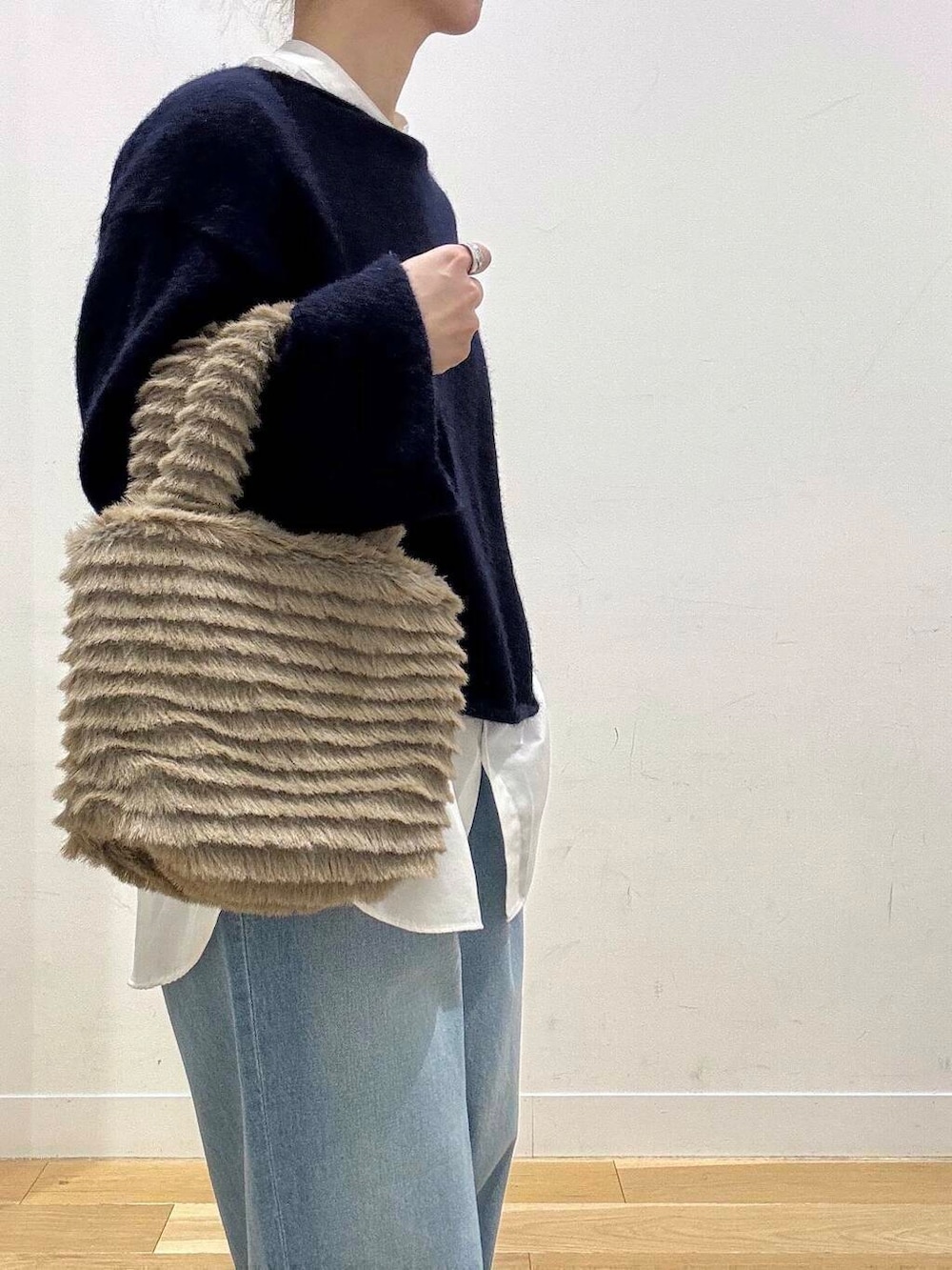 ホワイト系のシャツ/ブラウス、ブラウン系のその他アウター、シルバー系のローファーを着用したレディースの冬コーディネートの7枚目の写真