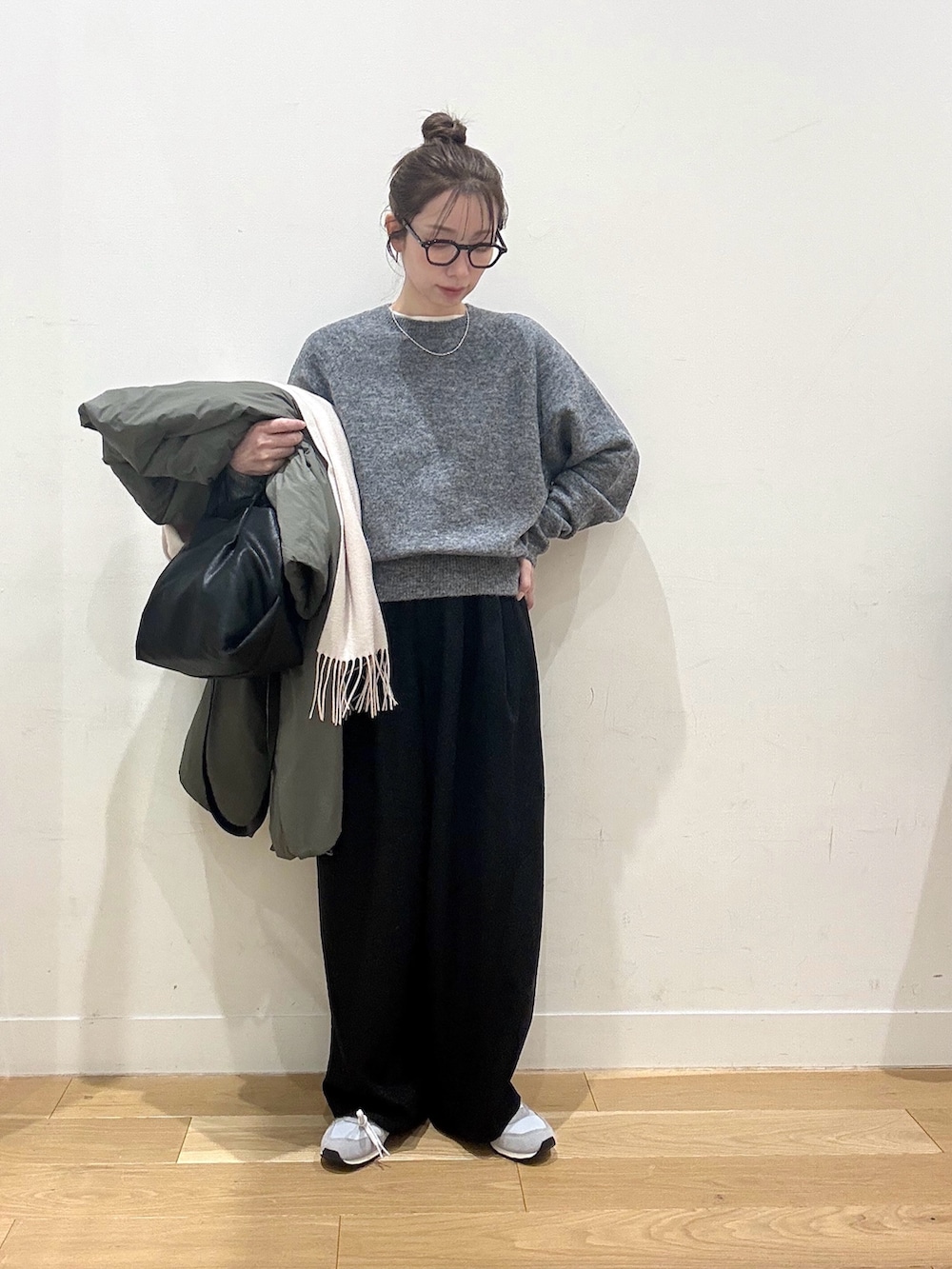 グリーン系のその他アウター、ブラック系のショルダーバッグ、ブラック系のその他パンツを着用したレディースの冬コーディネートの5枚目の写真