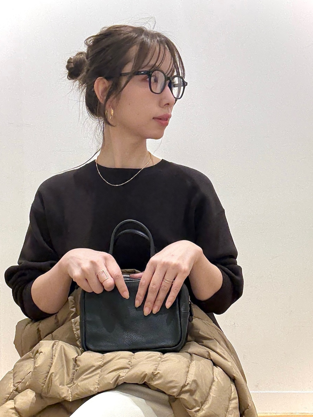 ブラウン系のパンプス、ベージュ系のテーラードジャケット、ブラウン系のニット/セーターを着用したレディースの秋コーディネートの6枚目の写真