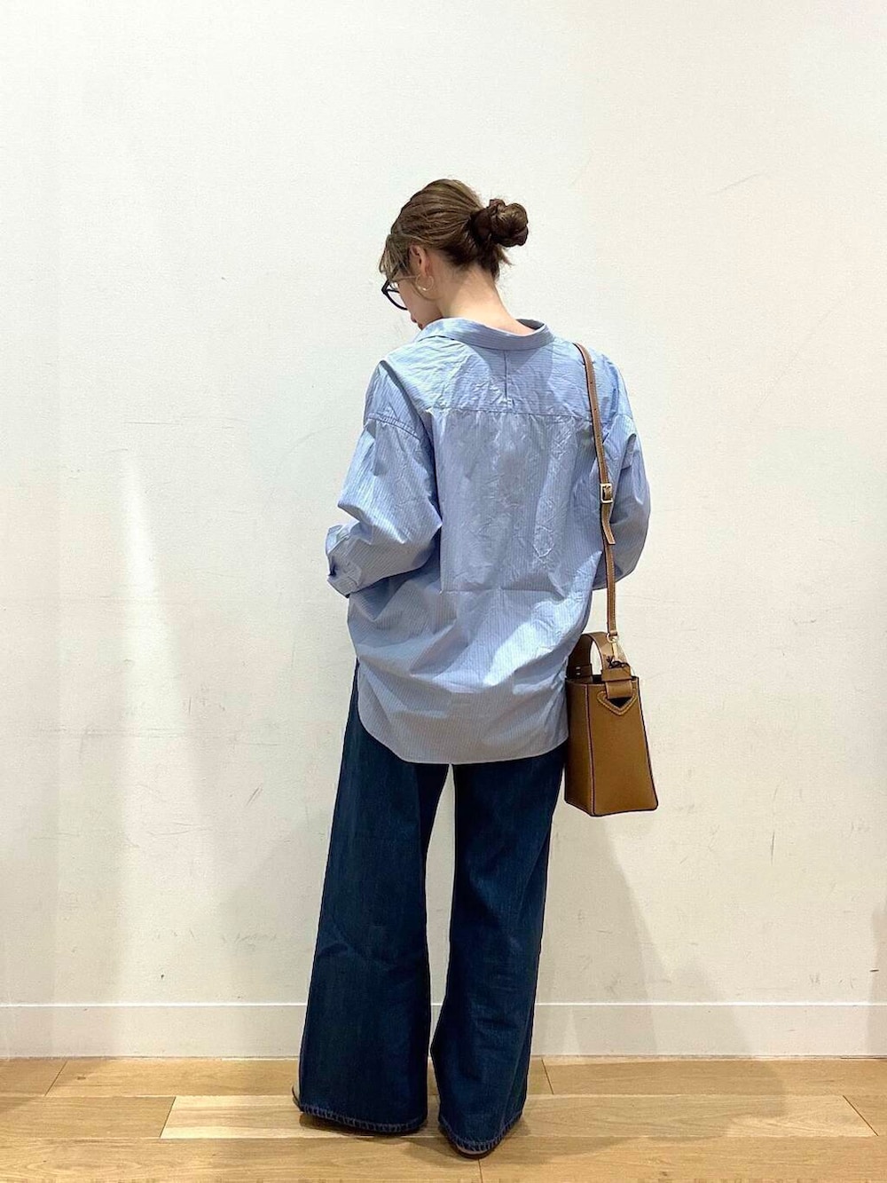 グレー系のパンプス、グレー系のその他アウター、ブルー系のシャツ/ブラウスを着用したレディースの春コーディネートの3枚目の写真