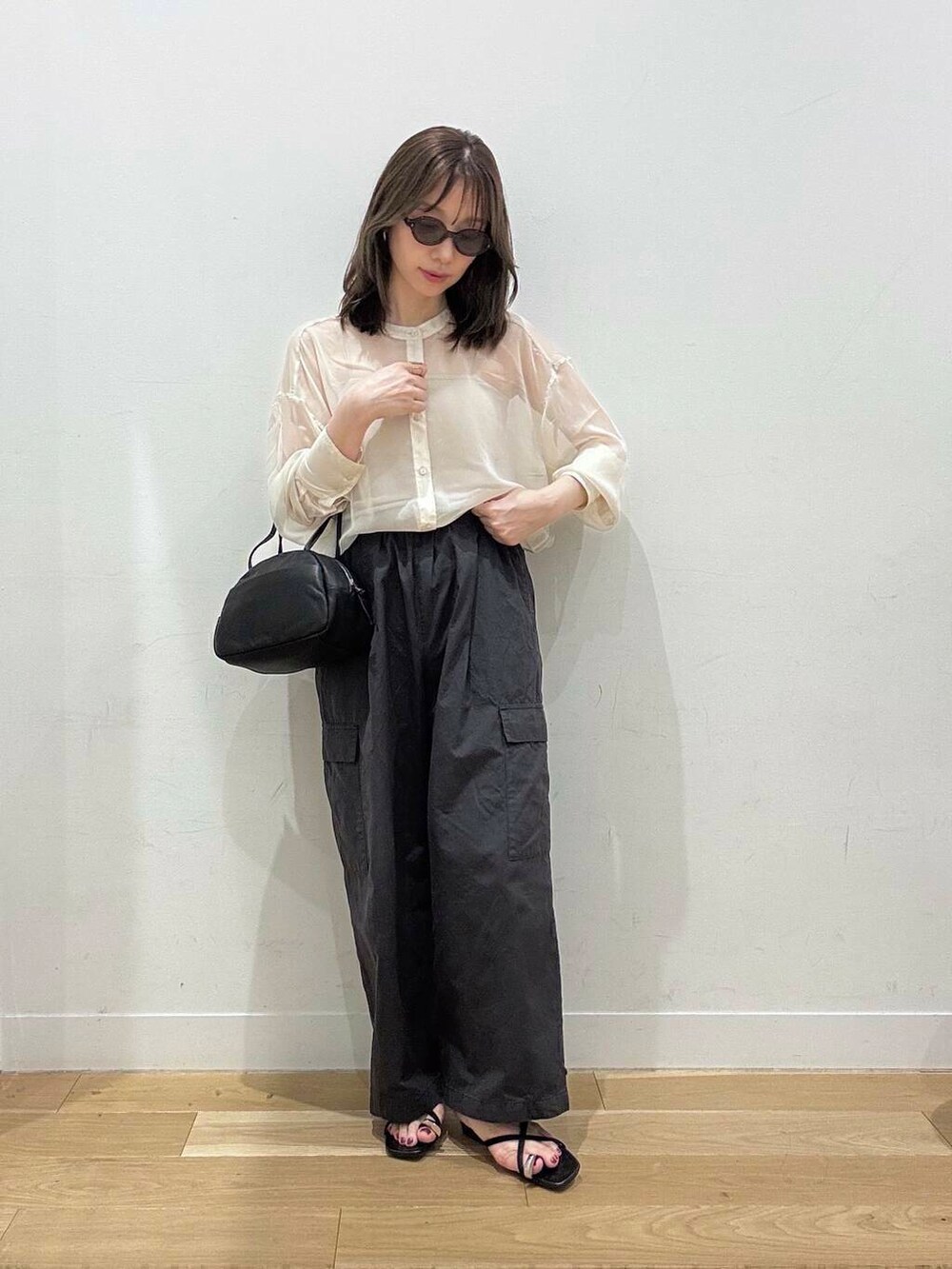 ベージュ系のキャミソール、ホワイト系のシャツ/ブラウス、ブラック系のその他パンツを着用したレディースの夏コーディネートの4枚目の写真