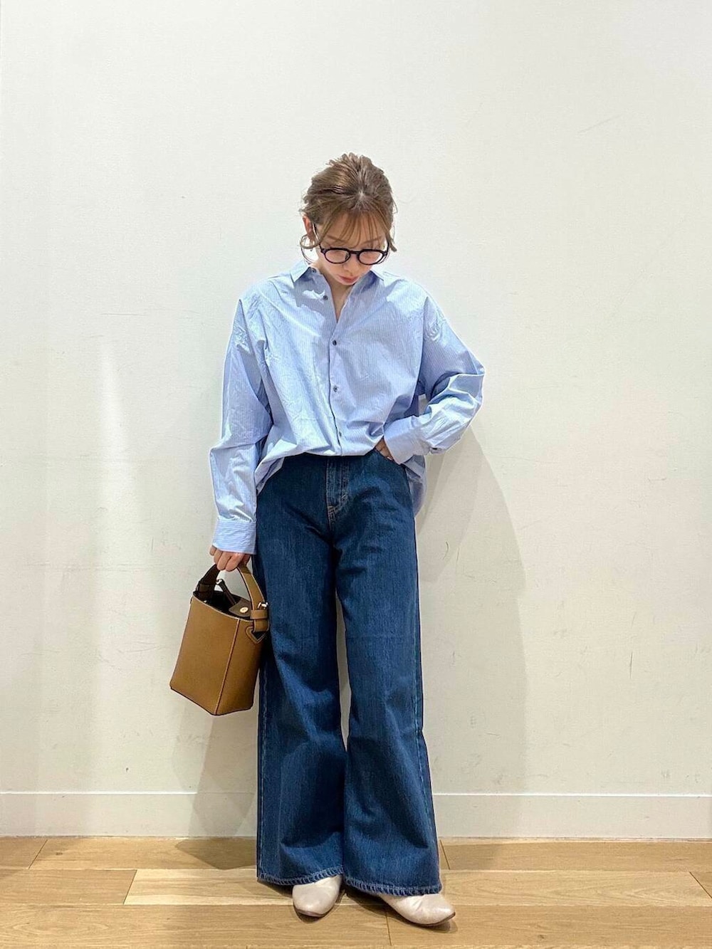 グレー系のパンプス、グレー系のその他アウター、ブルー系のシャツ/ブラウスを着用したレディースの春コーディネートの2枚目の写真