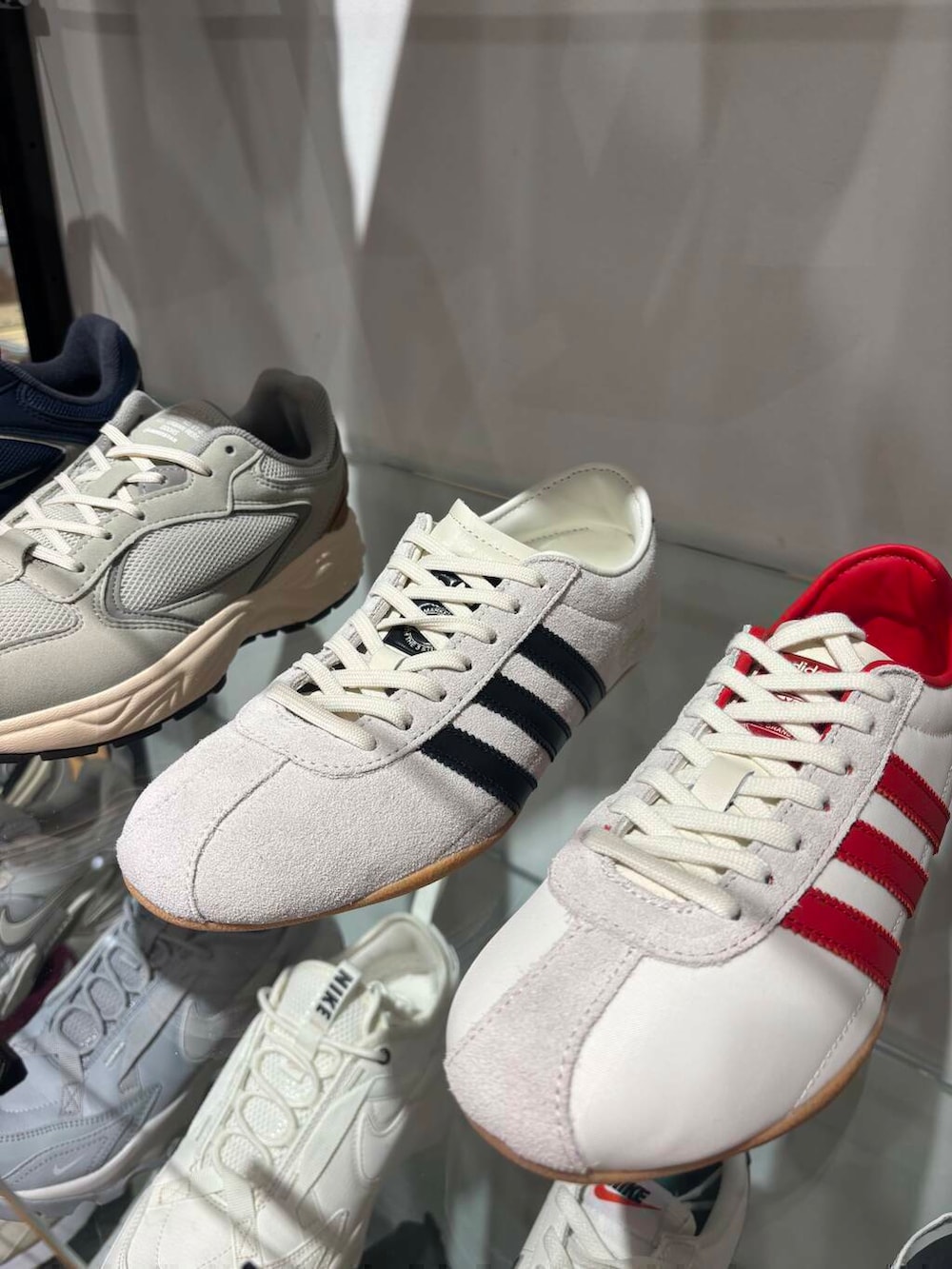 グレー系のカーディガン/ボレロ、ホワイト系のデニムパンツ、グレー系のトートバッグを着用したレディースの冬コーディネートの7枚目の写真