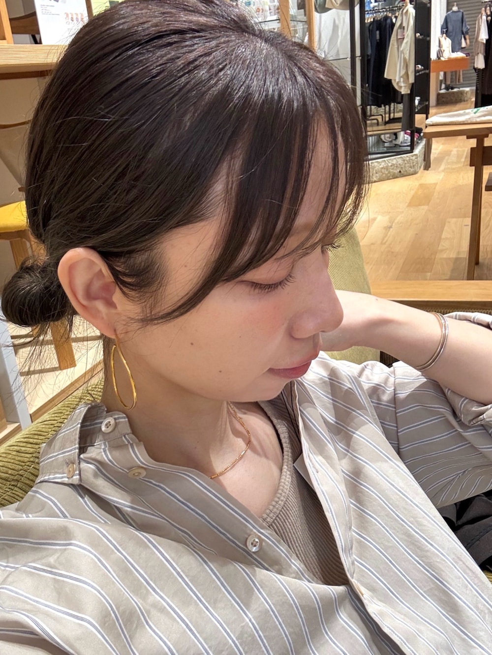 ホワイト系のスニーカー、ベージュ系のシャツ/ブラウス、ブラウン系のショルダーバッグを着用したレディースの秋コーディネートの5枚目の写真