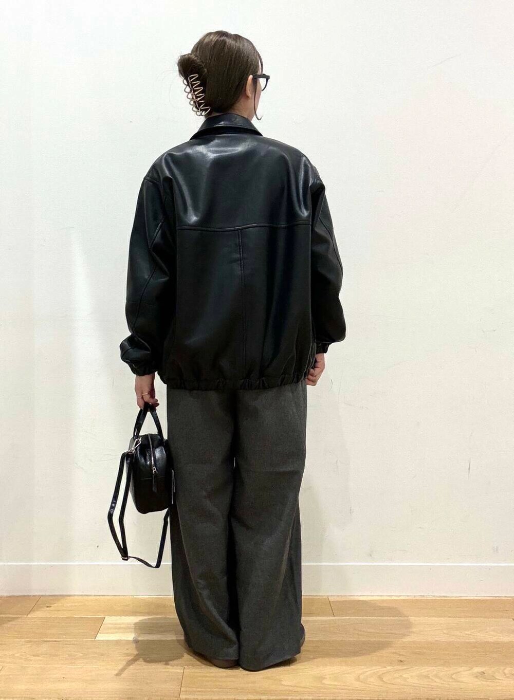 ホワイト系のシャツ/ブラウス、ブラック系のショルダーバッグ、グレー系のその他パンツを着用したレディースの秋コーディネートの2枚目の写真