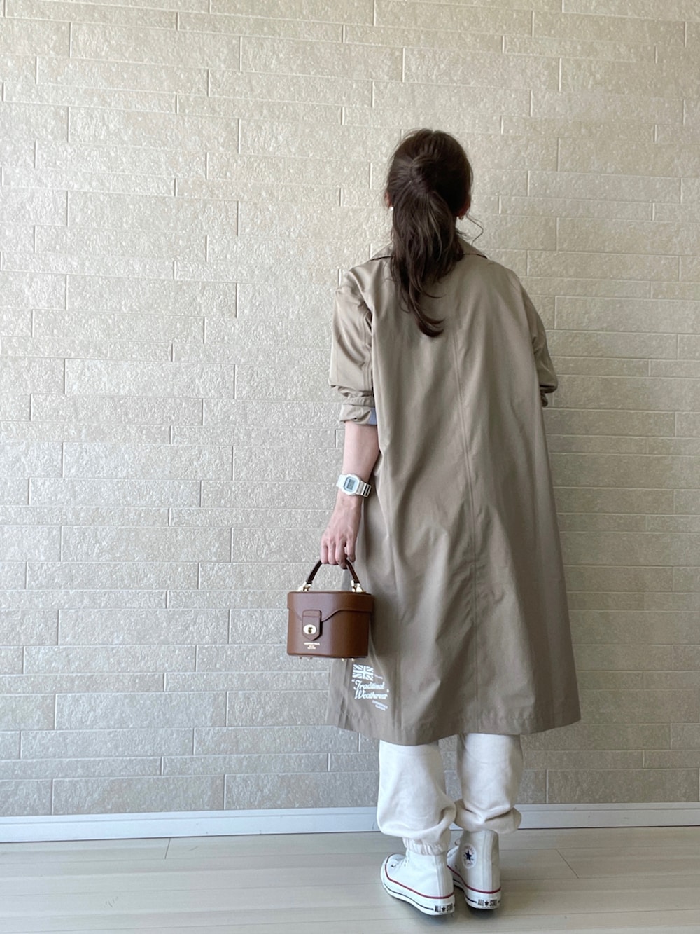 ホワイト系のTシャツ/カットソー、イエロー系のハンドバッグ、ホワイト系のスニーカーを着用したレディースの春コーディネートの4枚目の写真