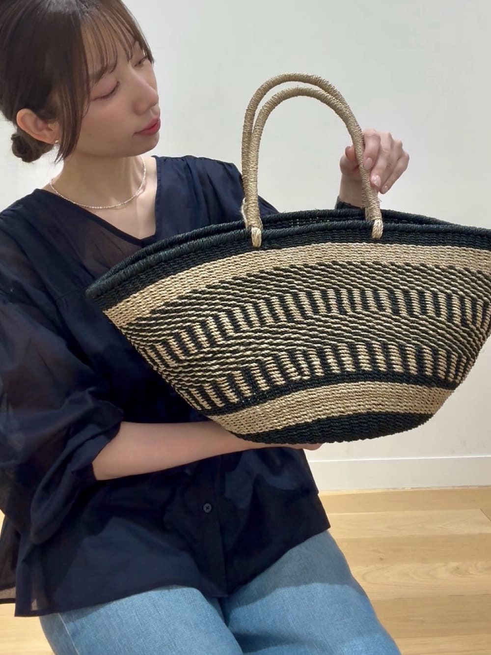 ブルー系のシャツ/ブラウス、ブルー系のデニムパンツ、ブラック系のサンダルを着用したレディースの春コーディネートの5枚目の写真
