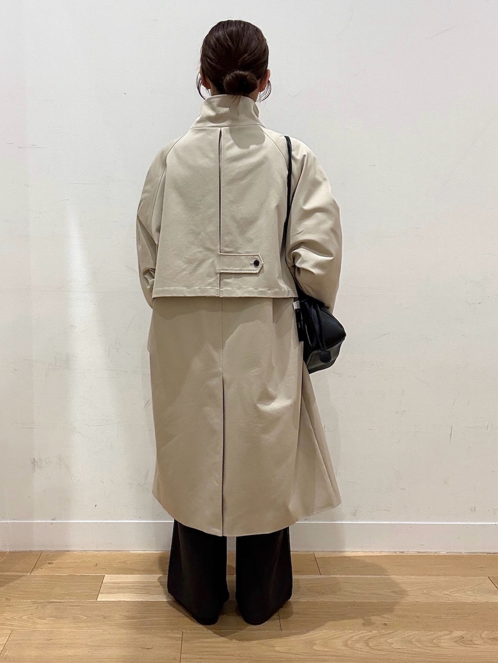 ホワイト系のカーディガン/ボレロ、グレー系のその他パンツ、ブラック系のショルダーバッグを着用したレディースの冬コーディネートの6枚目の写真