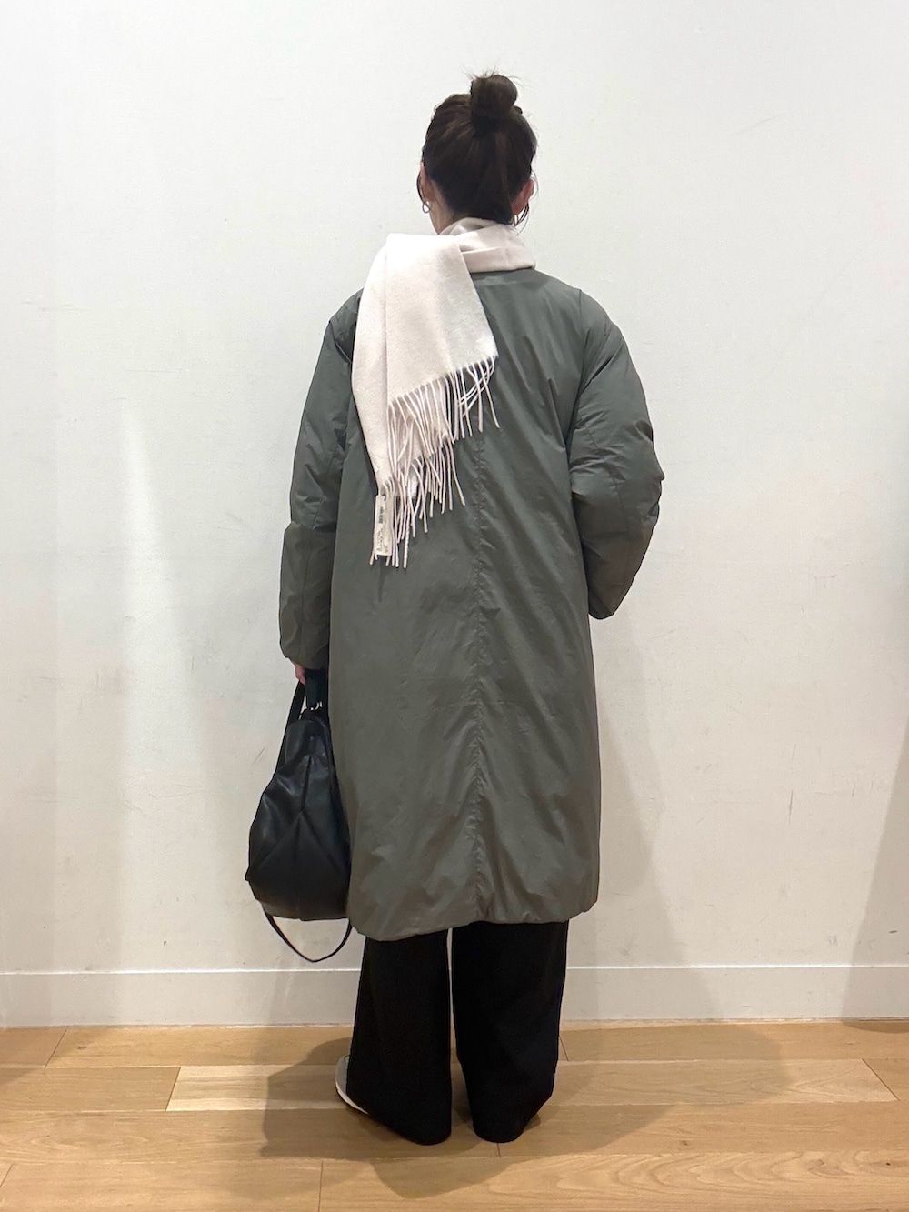 グリーン系のその他アウター、ブラック系のショルダーバッグ、ブラック系のその他パンツを着用したレディースの冬コーディネートの4枚目の写真