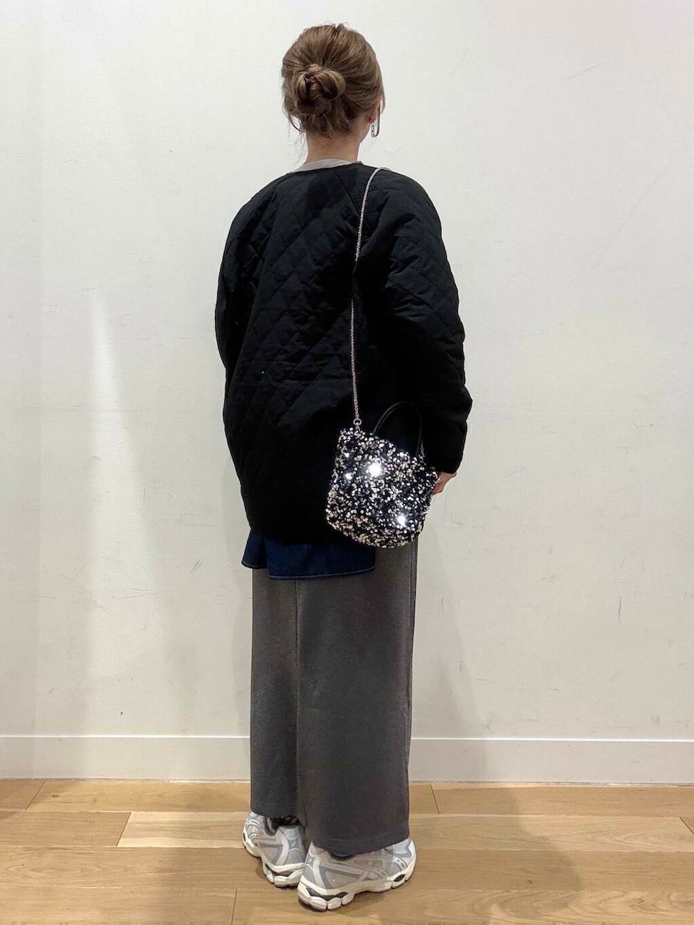 シルバー系のショルダーバッグ、グレー系のスカート、グレー系のTシャツ/カットソーを着用したレディースの冬コーディネートの7枚目の写真