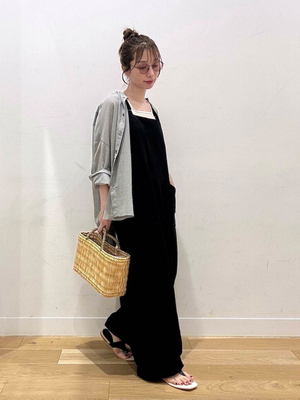 ブラック系のサンダル、ホワイト系のタンクトップ、グリーン系のシャツ/ブラウスを着用したレディースの夏コーディネートの4枚目の写真