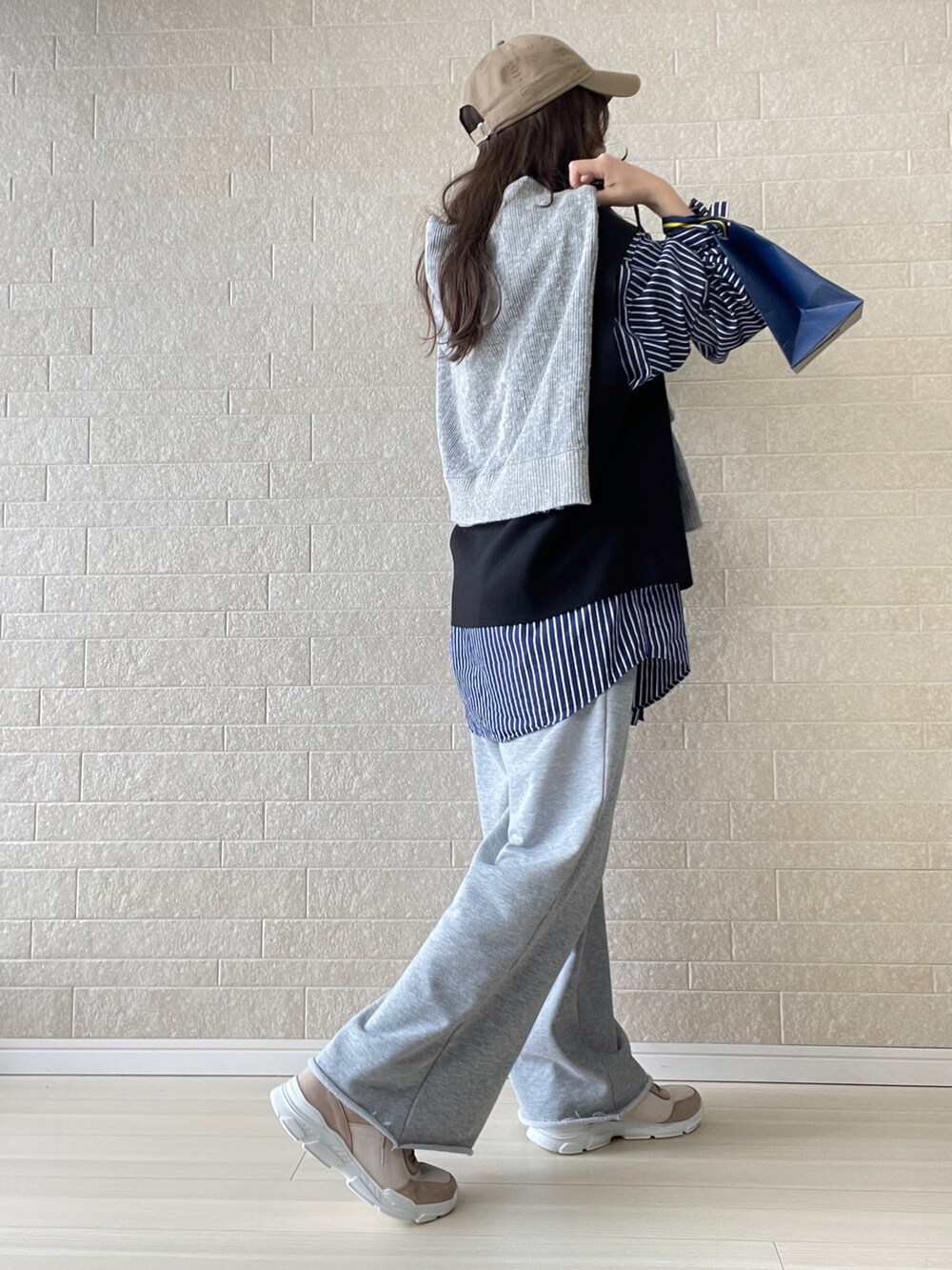 ピンク系のスニーカー、ブルー系のシャツ/ブラウス、ブラック系のベストを着用したレディースの冬コーディネートの4枚目の写真