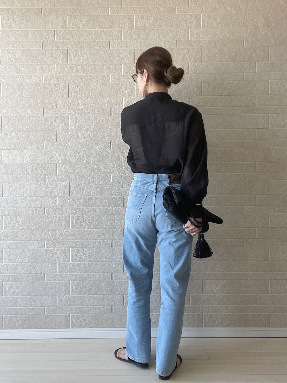 「ストレートデニム、シアーシャツ、メガネ女子、サングラス、シンプルコーデ、PR、LEE、秋服準備はじめました、モード、ハンドバッグ、シャツスタイル、大人カジュアル、ハイウエスト、シースルー」|「Leeの【WEB限定】最旬美脚デニム Y2K ストレッチ ストレートパンツ(デニムパンツ、ブルー系)」を使った、えばみ。さん(レディース・160cm)の夏コーディネートの3枚目の写真