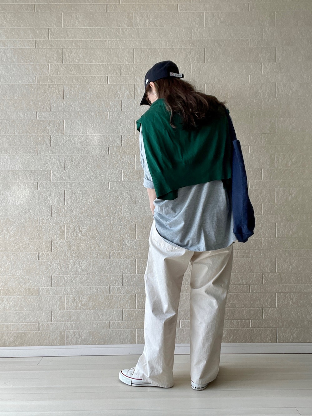 ホワイト系のその他パンツ、ブルー系のトートバッグ、グレー系のTシャツ/カットソーを着用したレディースの春コーディネートの4枚目の写真