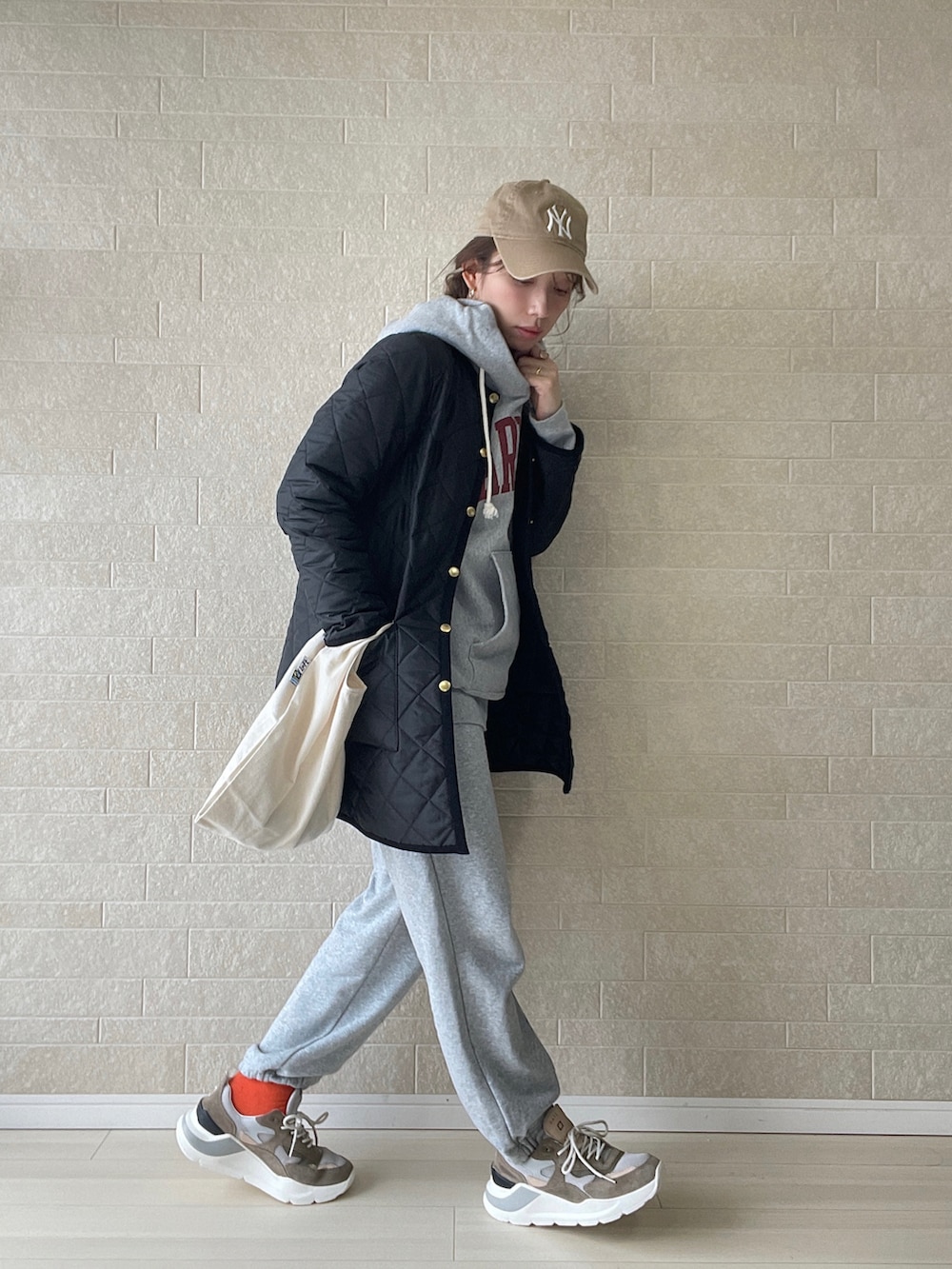 ブラック系のその他アウター、ベージュ系のスニーカー、グレー系のスウェットパンツを着用したレディースの冬コーディネートの3枚目の写真