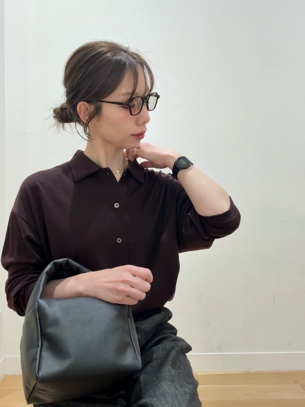 ブラウン系のシャツ/ブラウス、ブラック系のハンドバッグ、ベージュ系のその他アウターを着用したレディースの冬コーディネートの5枚目の写真