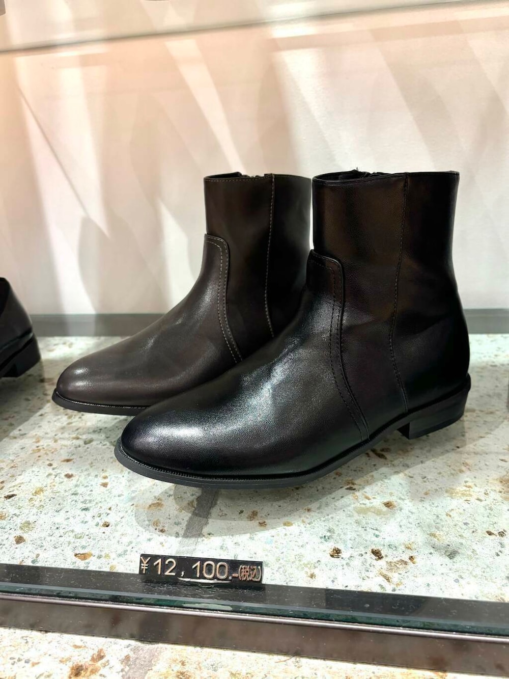 ベージュ系のステンカラーコート、イエロー系のトートバッグ、ブルー系のデニムパンツを着用したレディースの秋コーディネートの9枚目の写真